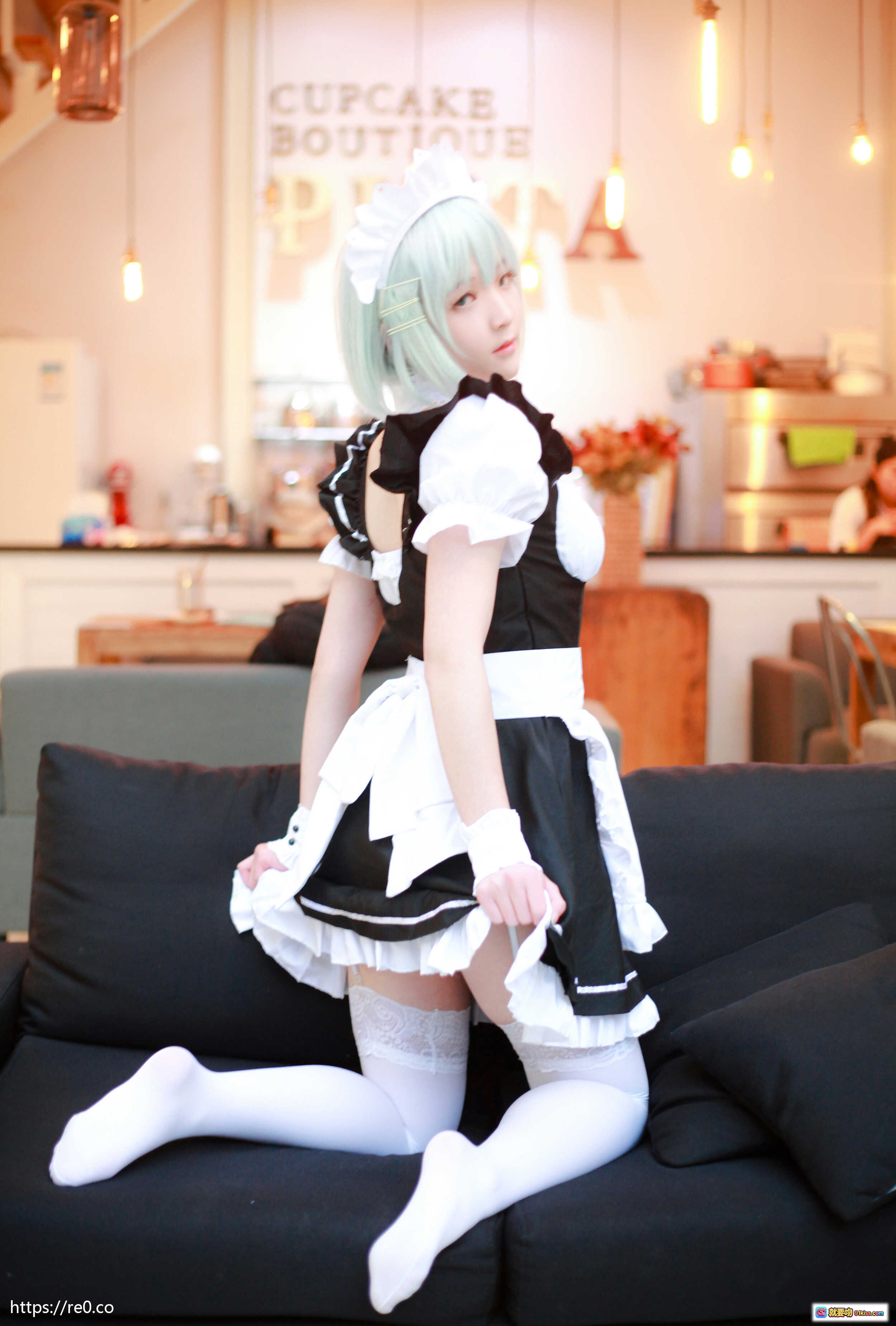 图片[1] - 小央泽NO.010女仆鸢一折纸cosplay写真 | 黑白女仆装+白丝袜+蕾丝边 | 甜系少女风咖啡厅场景拍摄 - 就要吻