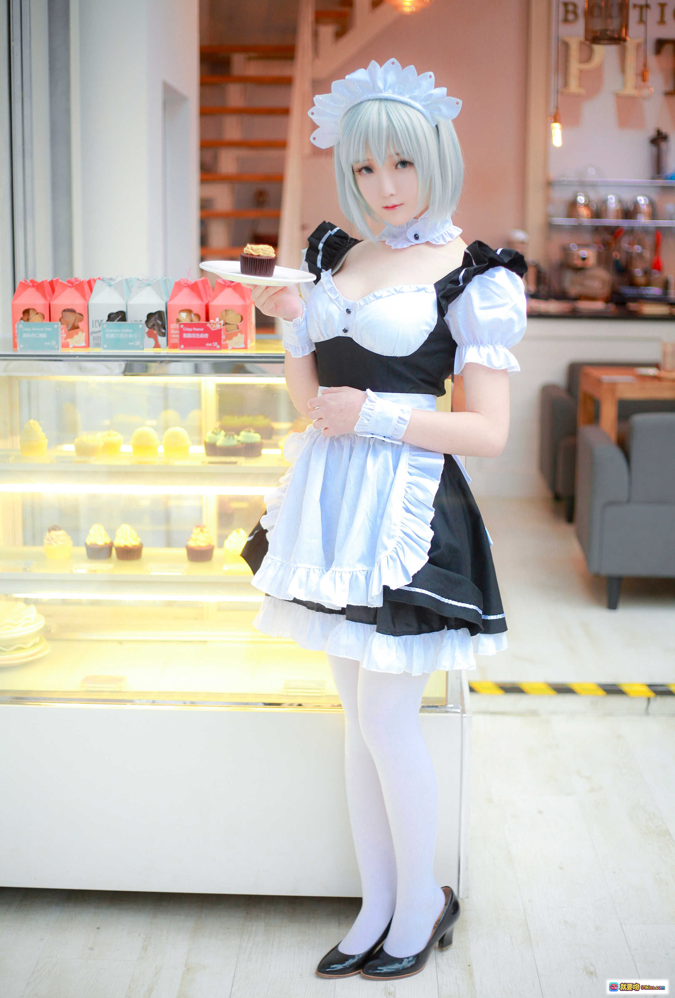 图片[5] - 小央泽NO.010女仆鸢一折纸cosplay写真 | 黑白女仆装+白丝袜+蕾丝边 | 甜系少女风咖啡厅场景拍摄 - 就要吻