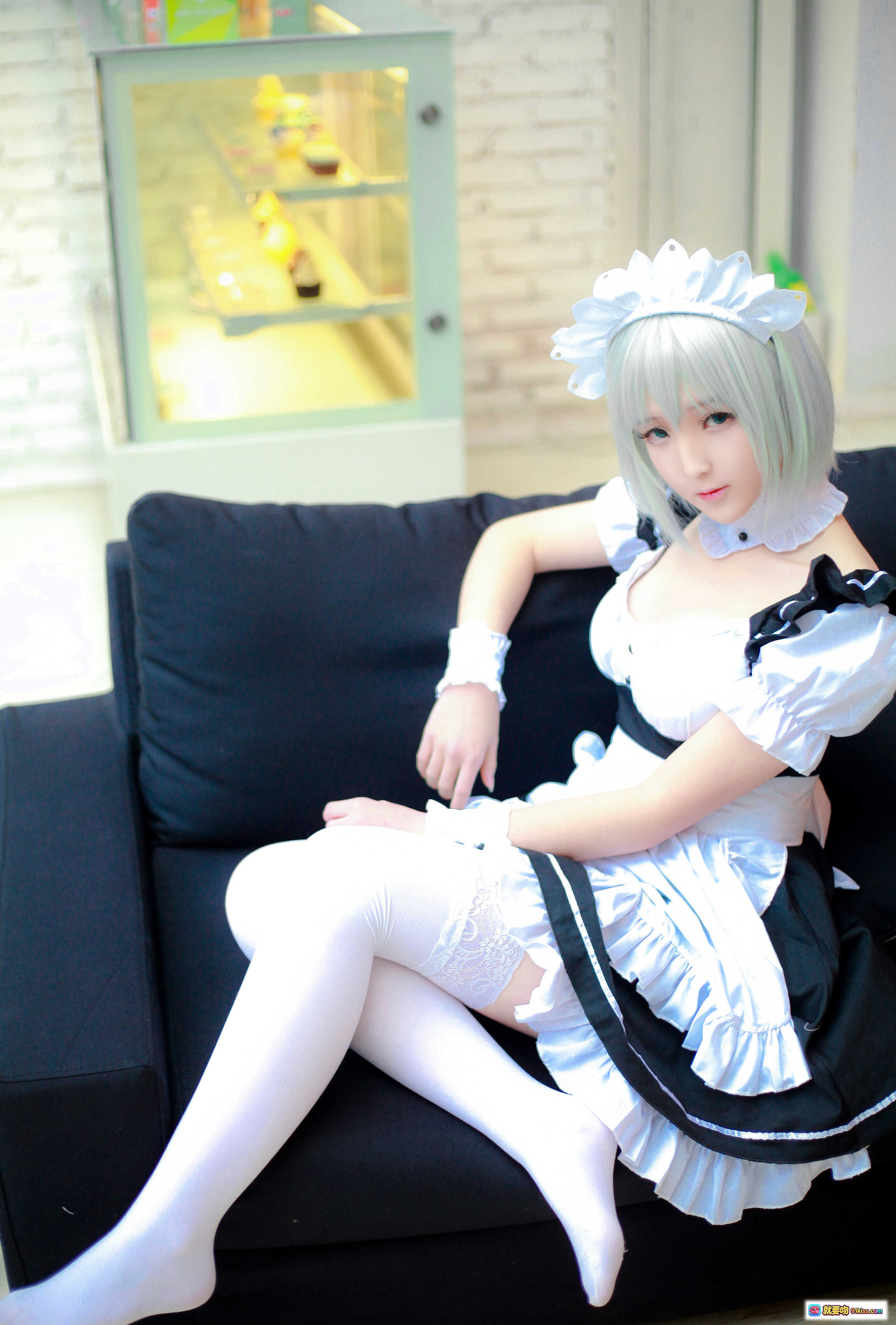 图片[8] - 小央泽NO.010女仆鸢一折纸cosplay写真 | 黑白女仆装+白丝袜+蕾丝边 | 甜系少女风咖啡厅场景拍摄 - 就要吻