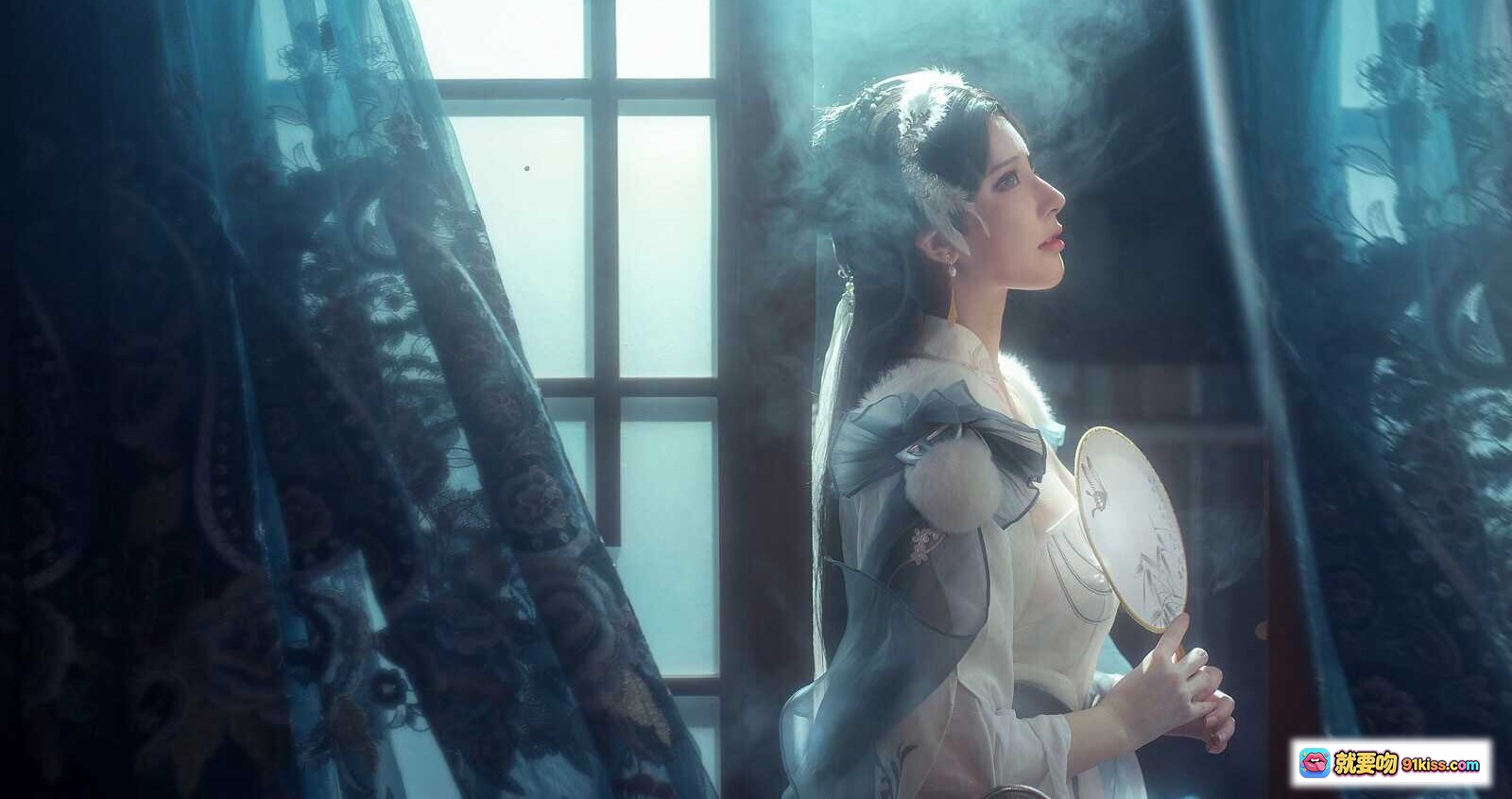 图片[1] - 楚留香苏蓉蓉古风cos写真｜烟雾朦胧窗边持扇｜精致发饰蕾丝裙装｜9P高清图集 - 就要吻