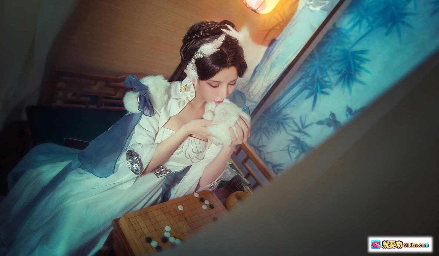 图片[2] - 楚留香苏蓉蓉古风cos写真｜烟雾朦胧窗边持扇｜精致发饰蕾丝裙装｜9P高清图集 - 就要吻