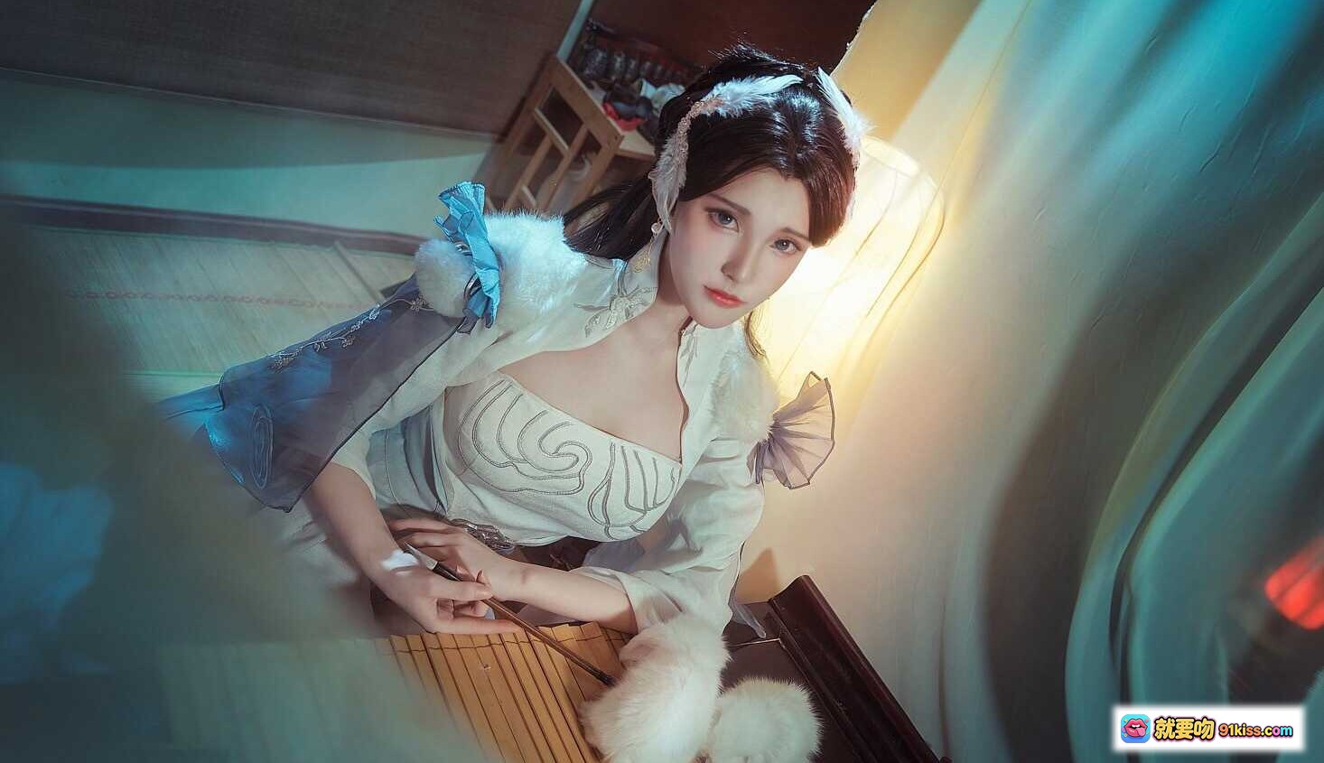 图片[6] - 楚留香苏蓉蓉古风cos写真｜烟雾朦胧窗边持扇｜精致发饰蕾丝裙装｜9P高清图集 - 就要吻