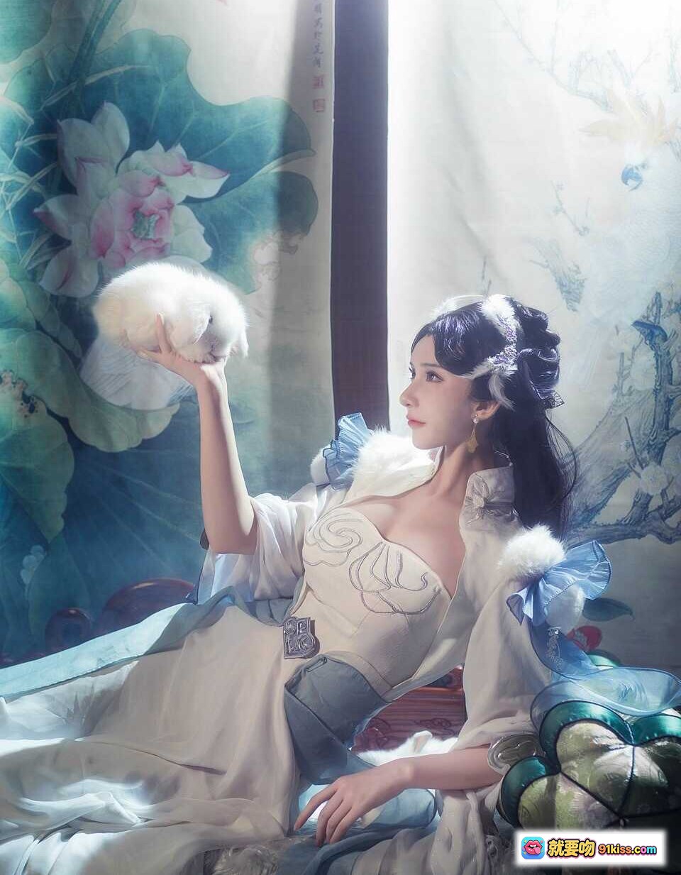 图片[4] - 楚留香苏蓉蓉古风cos写真｜烟雾朦胧窗边持扇｜精致发饰蕾丝裙装｜9P高清图集 - 就要吻