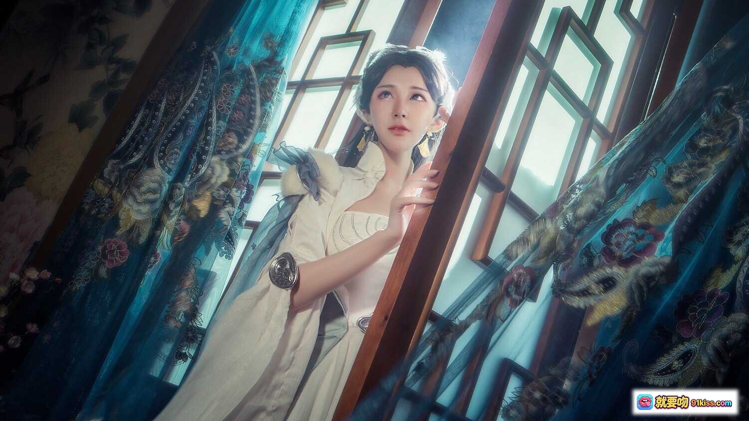 图片[7] - 楚留香苏蓉蓉古风cos写真｜烟雾朦胧窗边持扇｜精致发饰蕾丝裙装｜9P高清图集 - 就要吻