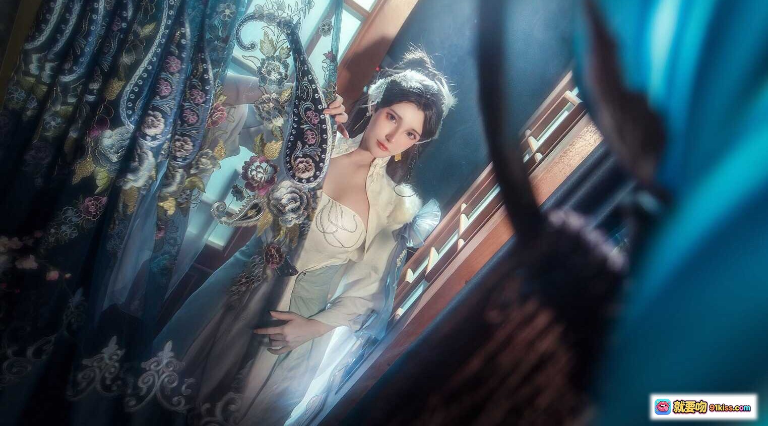 图片[8] - 楚留香苏蓉蓉古风cos写真｜烟雾朦胧窗边持扇｜精致发饰蕾丝裙装｜9P高清图集 - 就要吻
