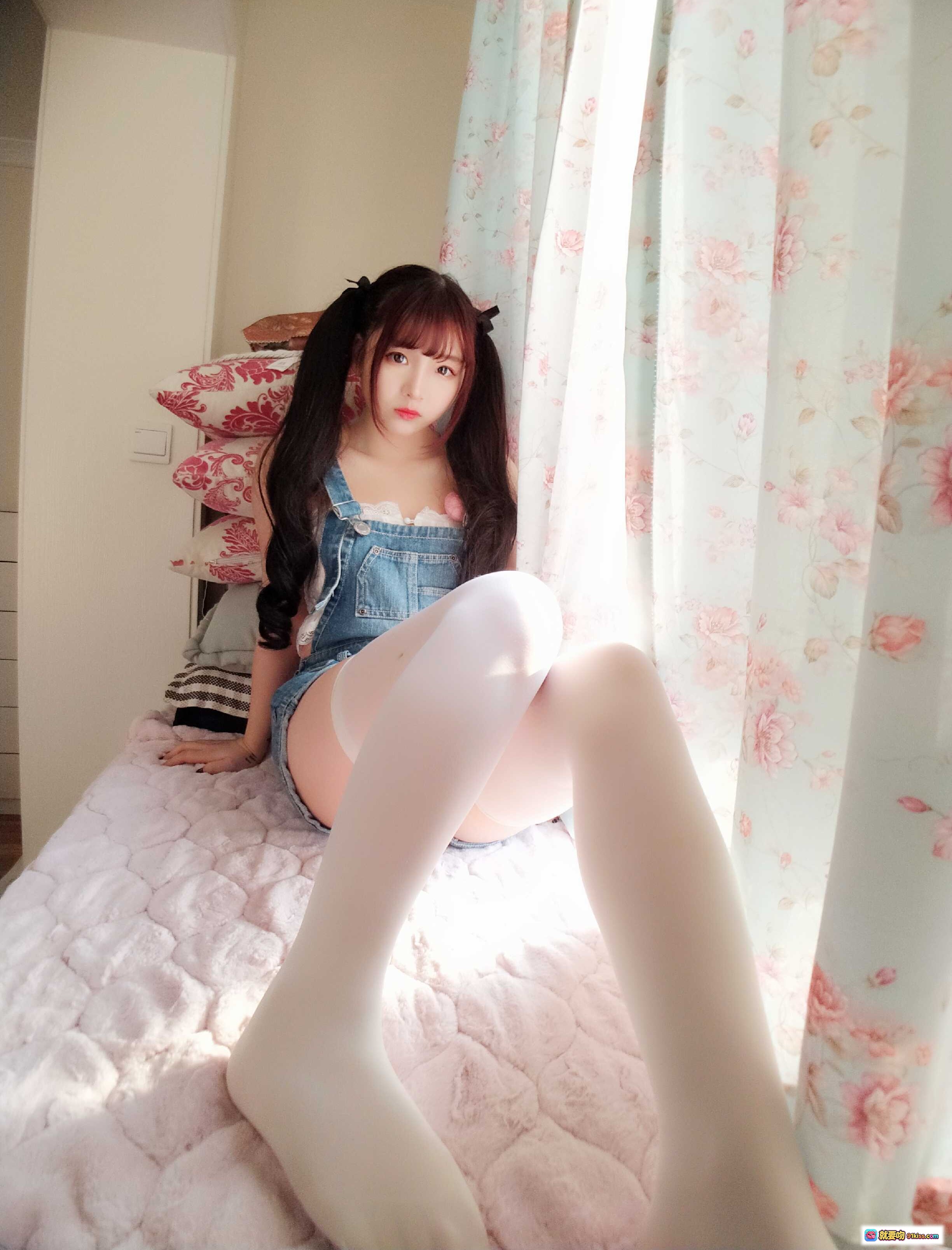 图片[7] - 古川定制VOL.006甜美双马尾少女牛仔背带裤白丝美腿居家写真40P高清图集 - 就要吻