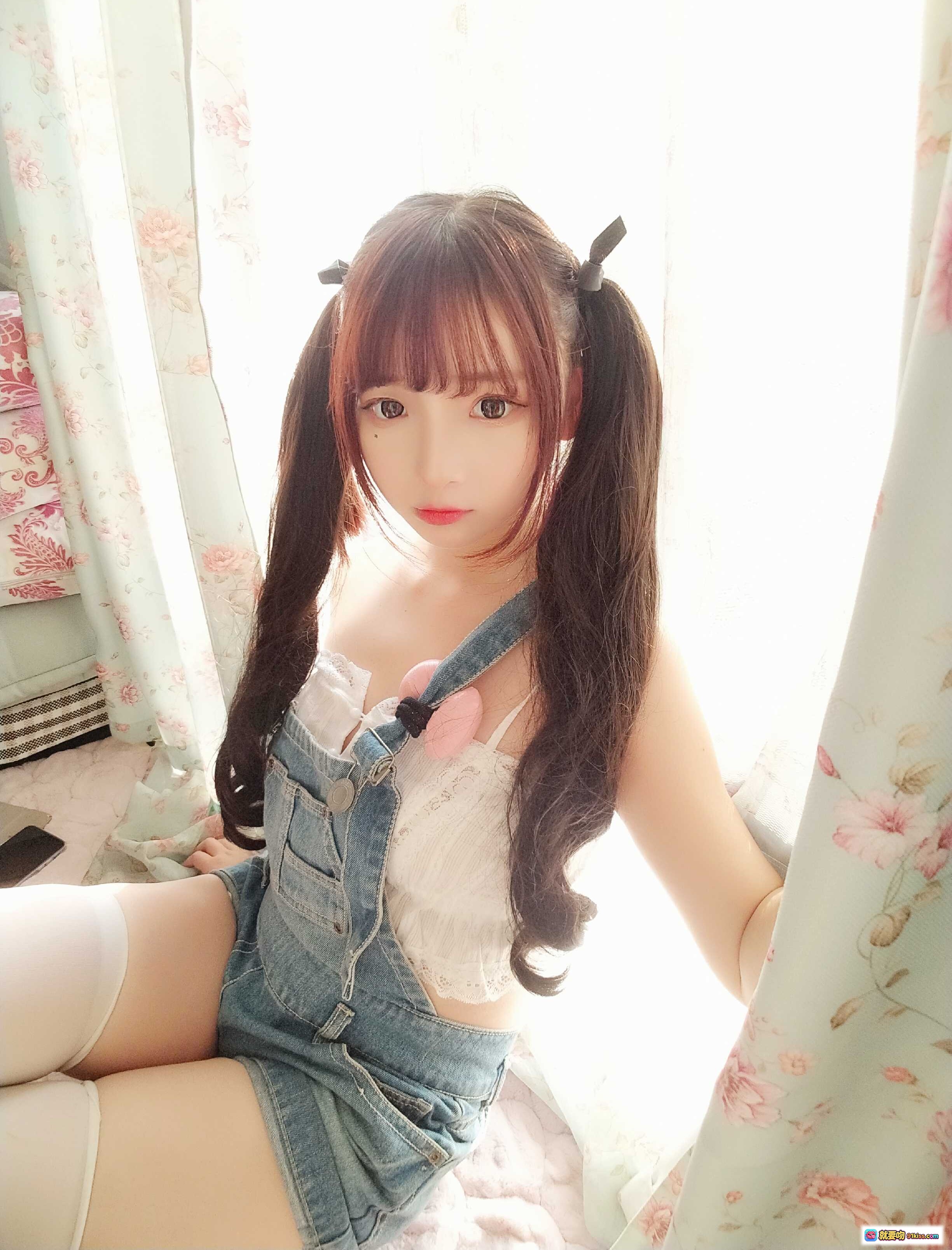 图片[4] - 古川定制VOL.006甜美双马尾少女牛仔背带裤白丝美腿居家写真40P高清图集 - 就要吻