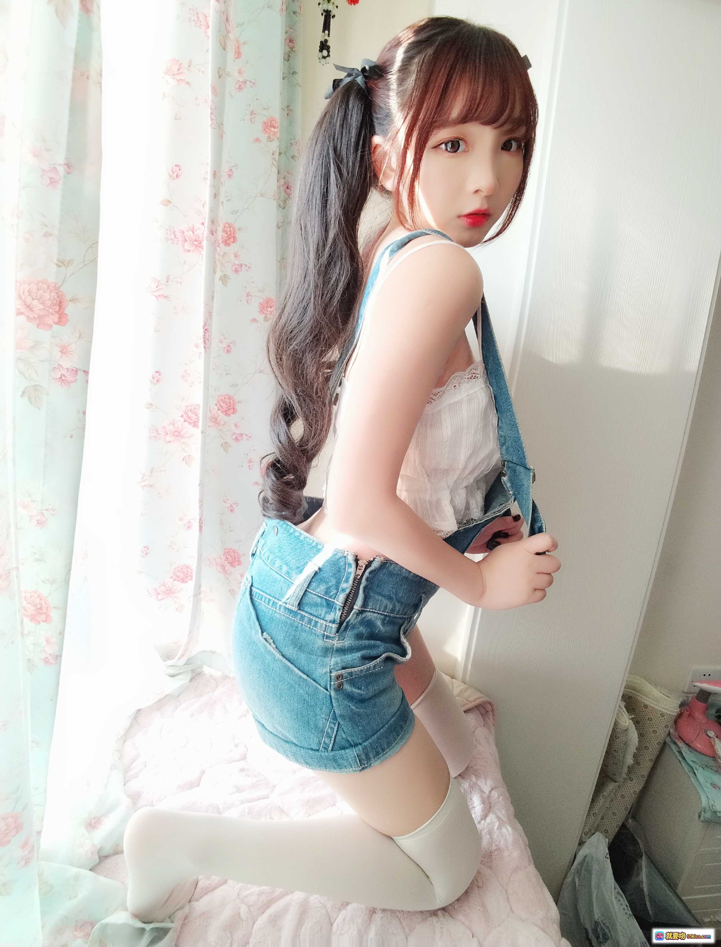 图片[3] - 古川定制VOL.006甜美双马尾少女牛仔背带裤白丝美腿居家写真40P高清图集 - 就要吻