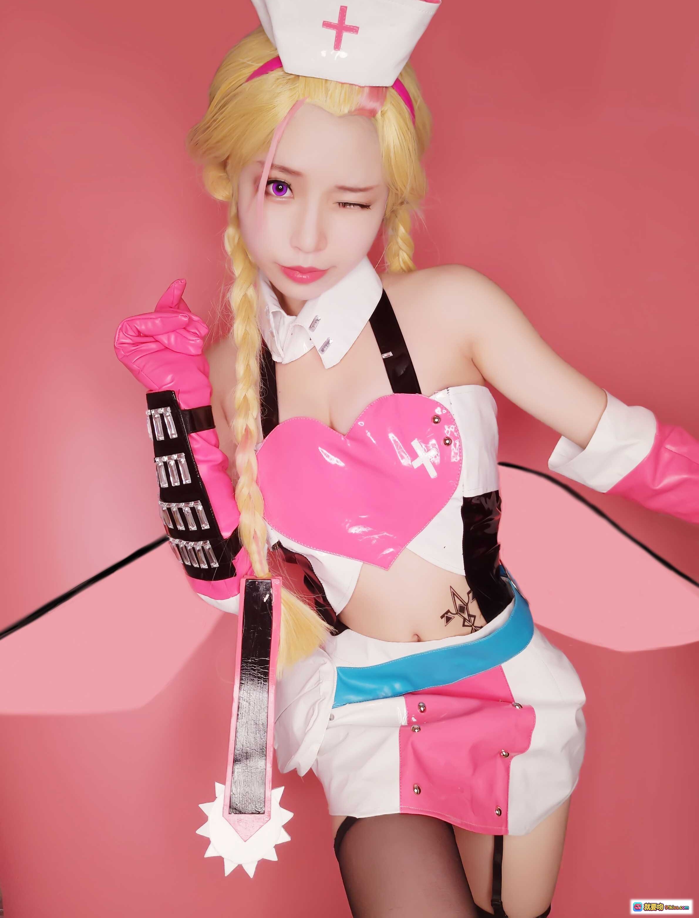 图片[2] - 白易子NO.20嗜谎之神幽丽cosplay护士装金发双马尾紫瞳粉色系写真9P高清美图 - 就要吻