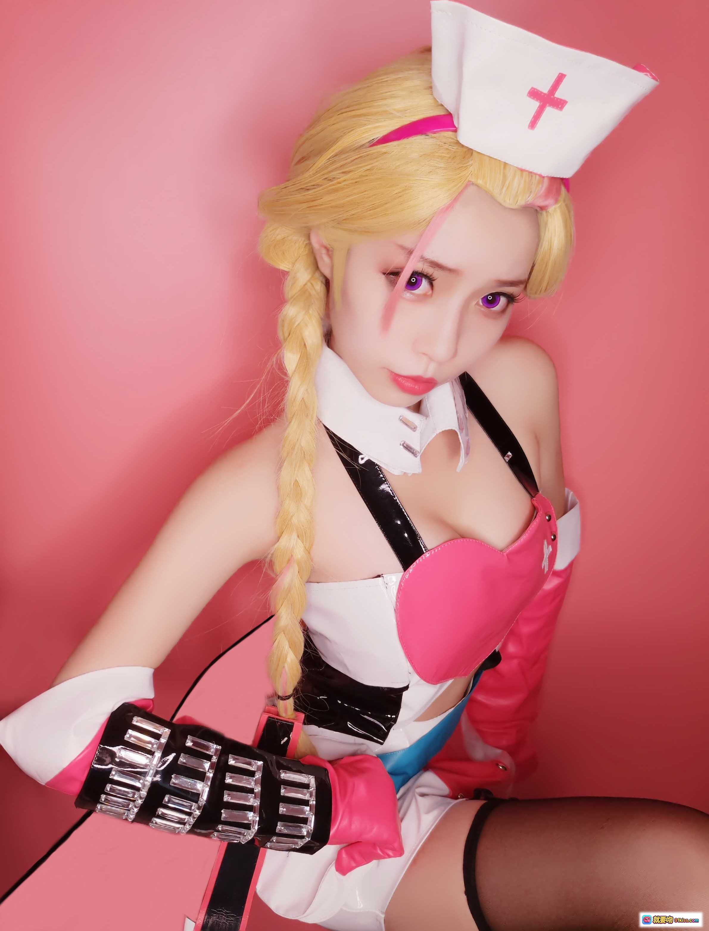 图片[4] - 白易子NO.20嗜谎之神幽丽cosplay护士装金发双马尾紫瞳粉色系写真9P高清美图 - 就要吻