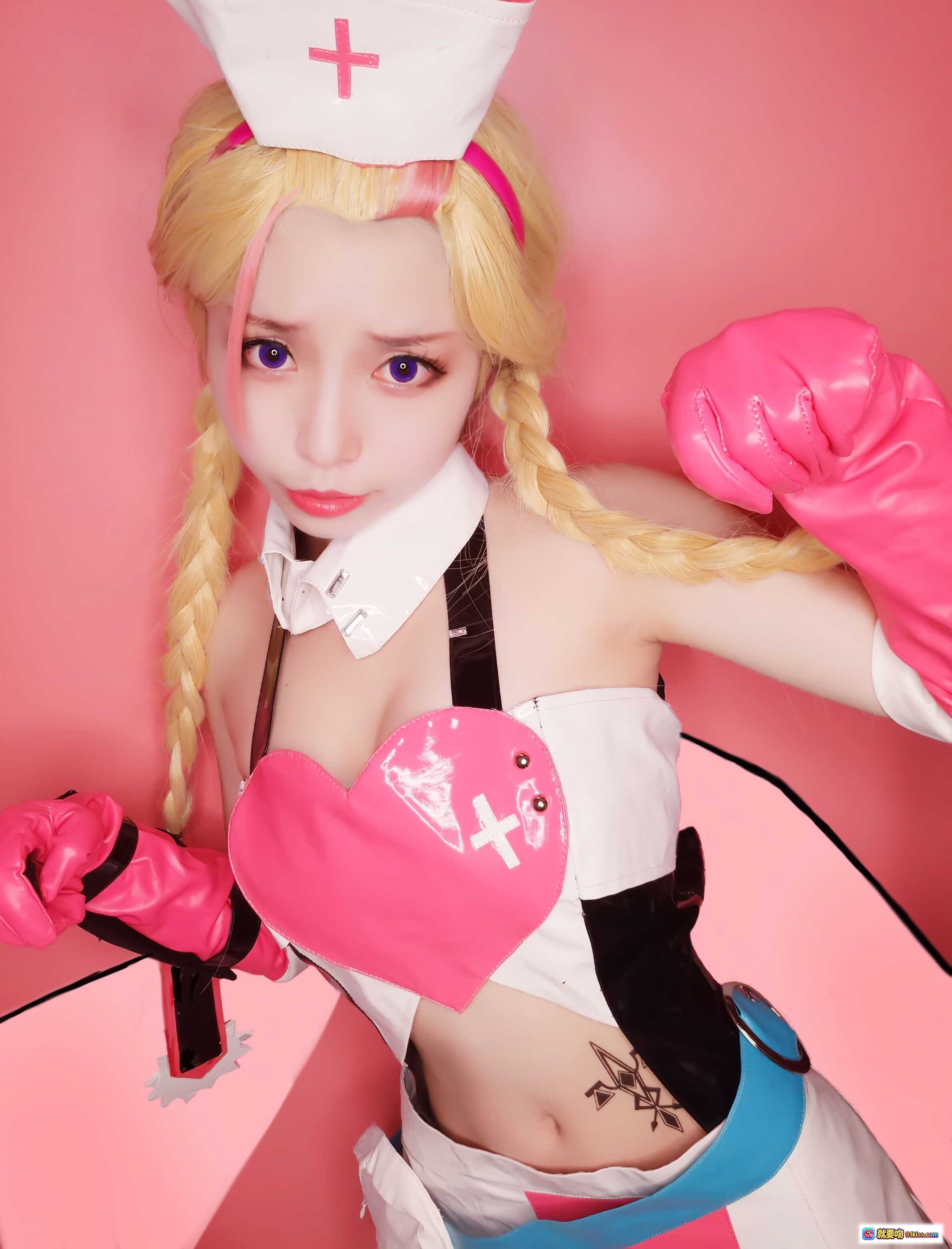 图片[9] - 白易子NO.20嗜谎之神幽丽cosplay护士装金发双马尾紫瞳粉色系写真9P高清美图 - 就要吻