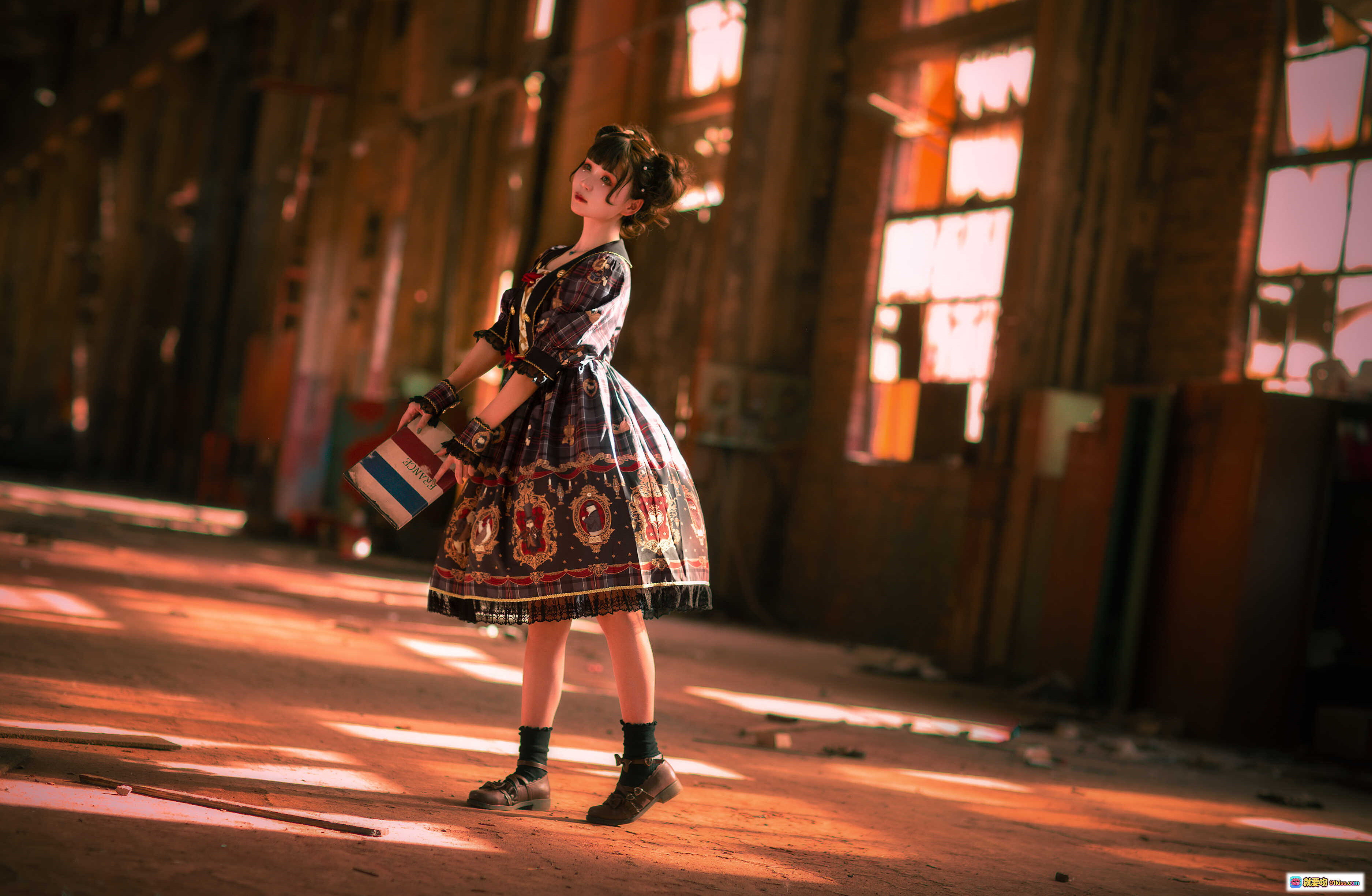 图片[1] - 北之北VOL.02贝克街侦探社物语Lolita裙装写真｜复古工业风光影人像｜精致印花洛丽塔穿搭｜10P高清图集 - 就要吻