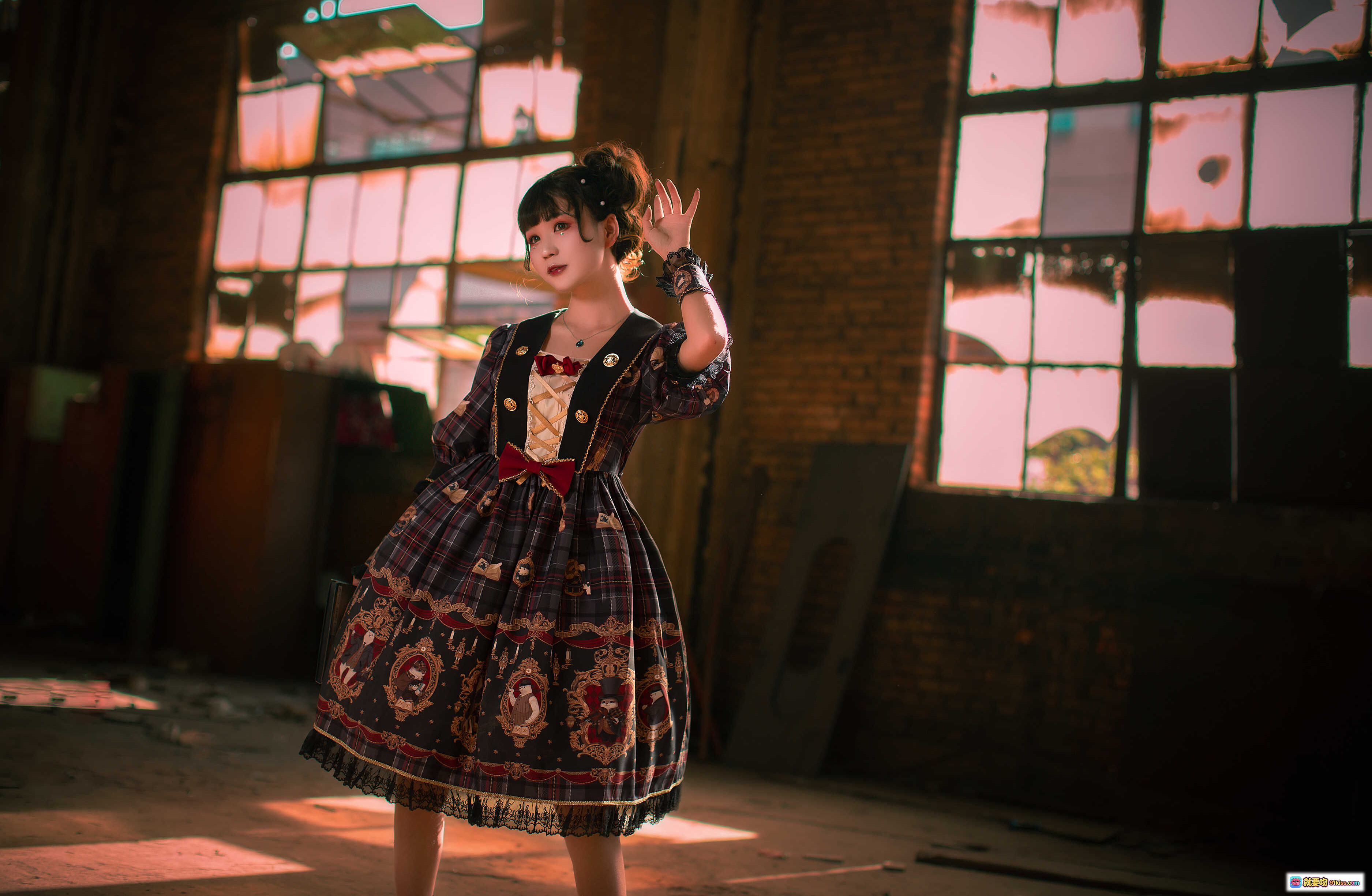 图片[2] - 北之北VOL.02贝克街侦探社物语Lolita裙装写真｜复古工业风光影人像｜精致印花洛丽塔穿搭｜10P高清图集 - 就要吻