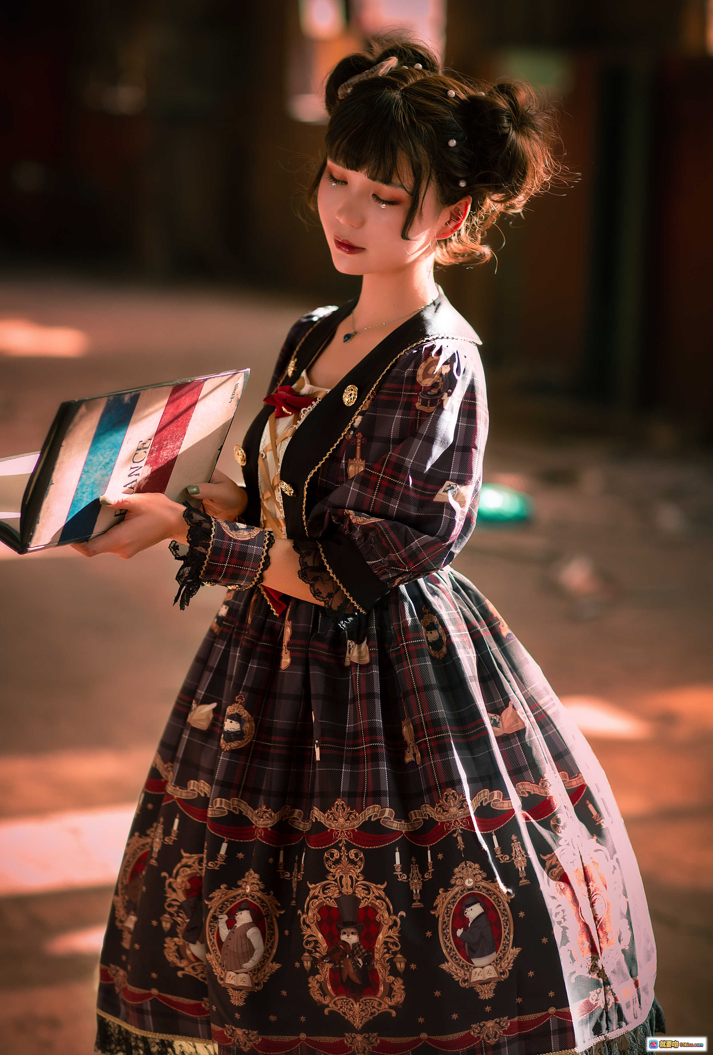 图片[4] - 北之北VOL.02贝克街侦探社物语Lolita裙装写真｜复古工业风光影人像｜精致印花洛丽塔穿搭｜10P高清图集 - 就要吻