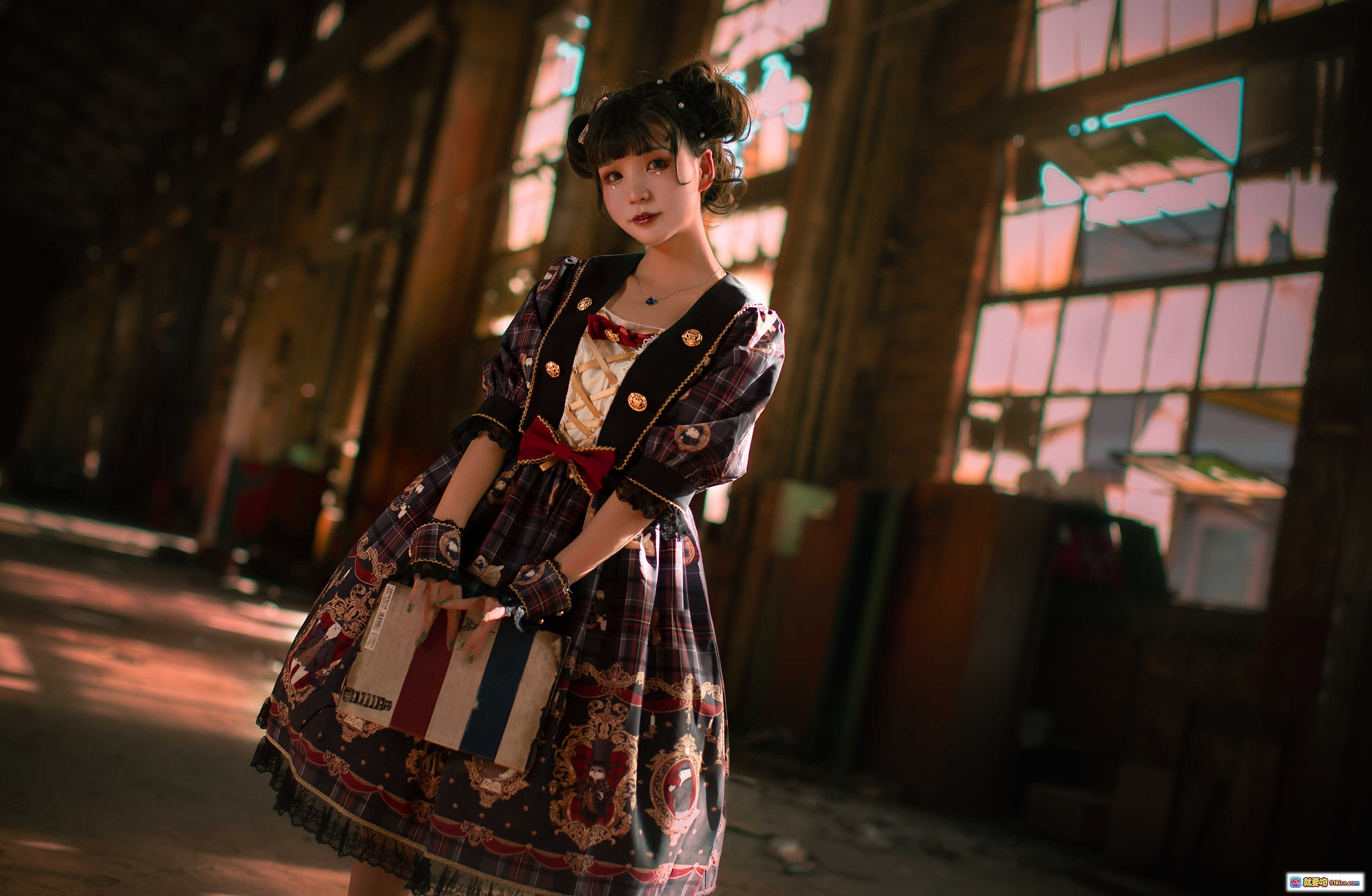 图片[7] - 北之北VOL.02贝克街侦探社物语Lolita裙装写真｜复古工业风光影人像｜精致印花洛丽塔穿搭｜10P高清图集 - 就要吻