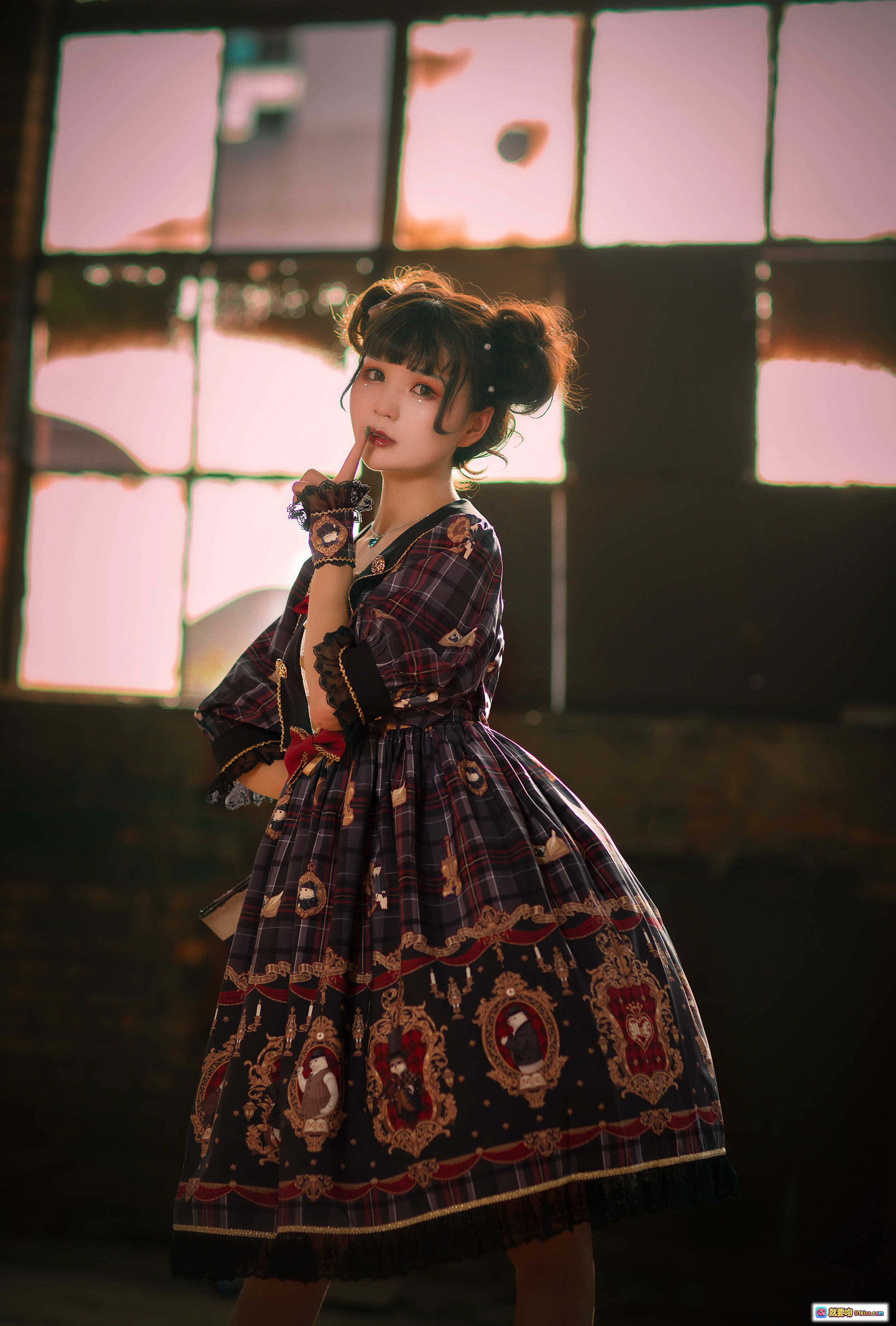 图片[3] - 北之北VOL.02贝克街侦探社物语Lolita裙装写真｜复古工业风光影人像｜精致印花洛丽塔穿搭｜10P高清图集 - 就要吻