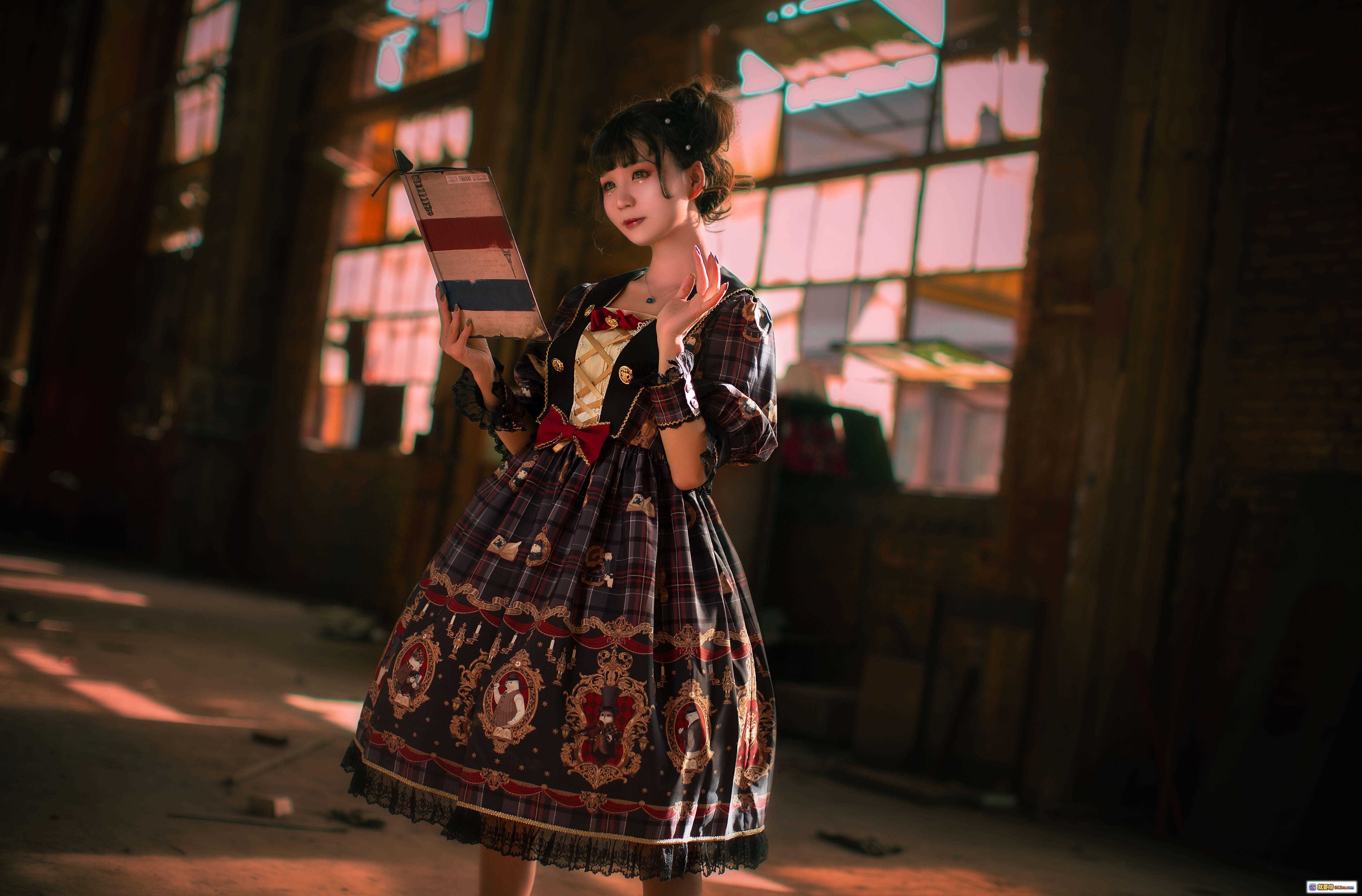 图片[8] - 北之北VOL.02贝克街侦探社物语Lolita裙装写真｜复古工业风光影人像｜精致印花洛丽塔穿搭｜10P高清图集 - 就要吻