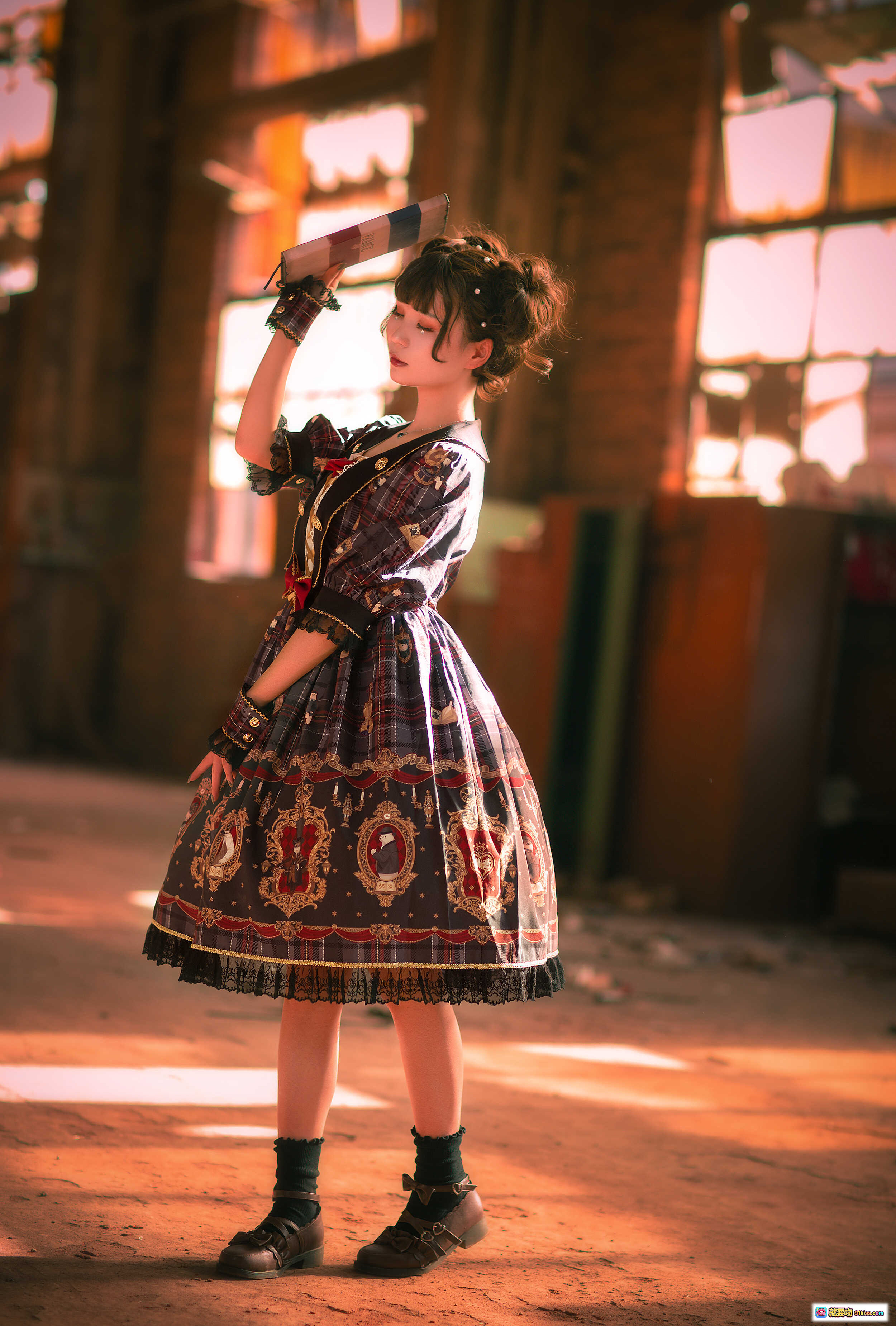 图片[9] - 北之北VOL.02贝克街侦探社物语Lolita裙装写真｜复古工业风光影人像｜精致印花洛丽塔穿搭｜10P高清图集 - 就要吻