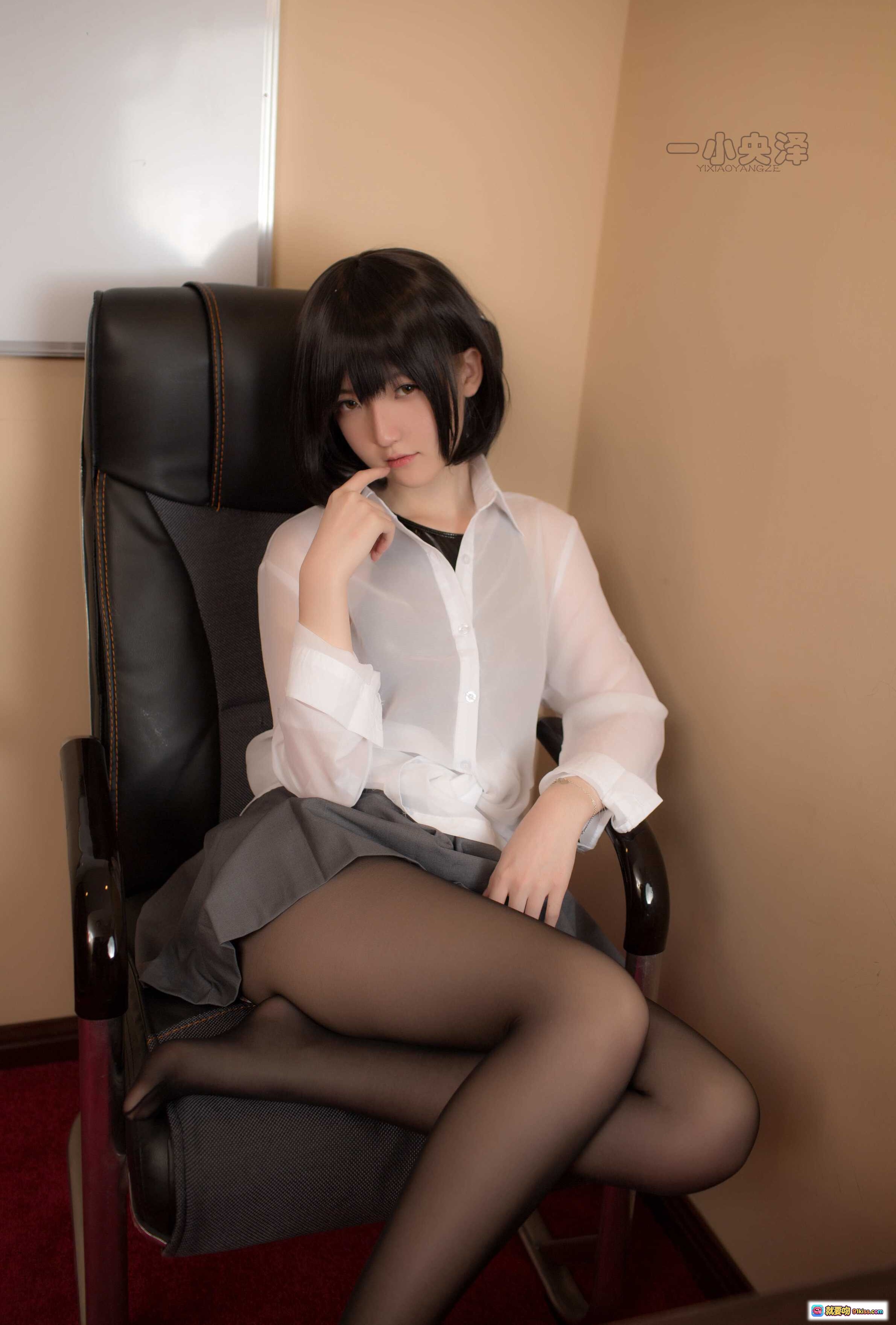 图片[5] - 一小央泽NO.001黑丝写真：性感黑胶连体衣+白色衬衫+丝袜美腿室内私房照 - 就要吻