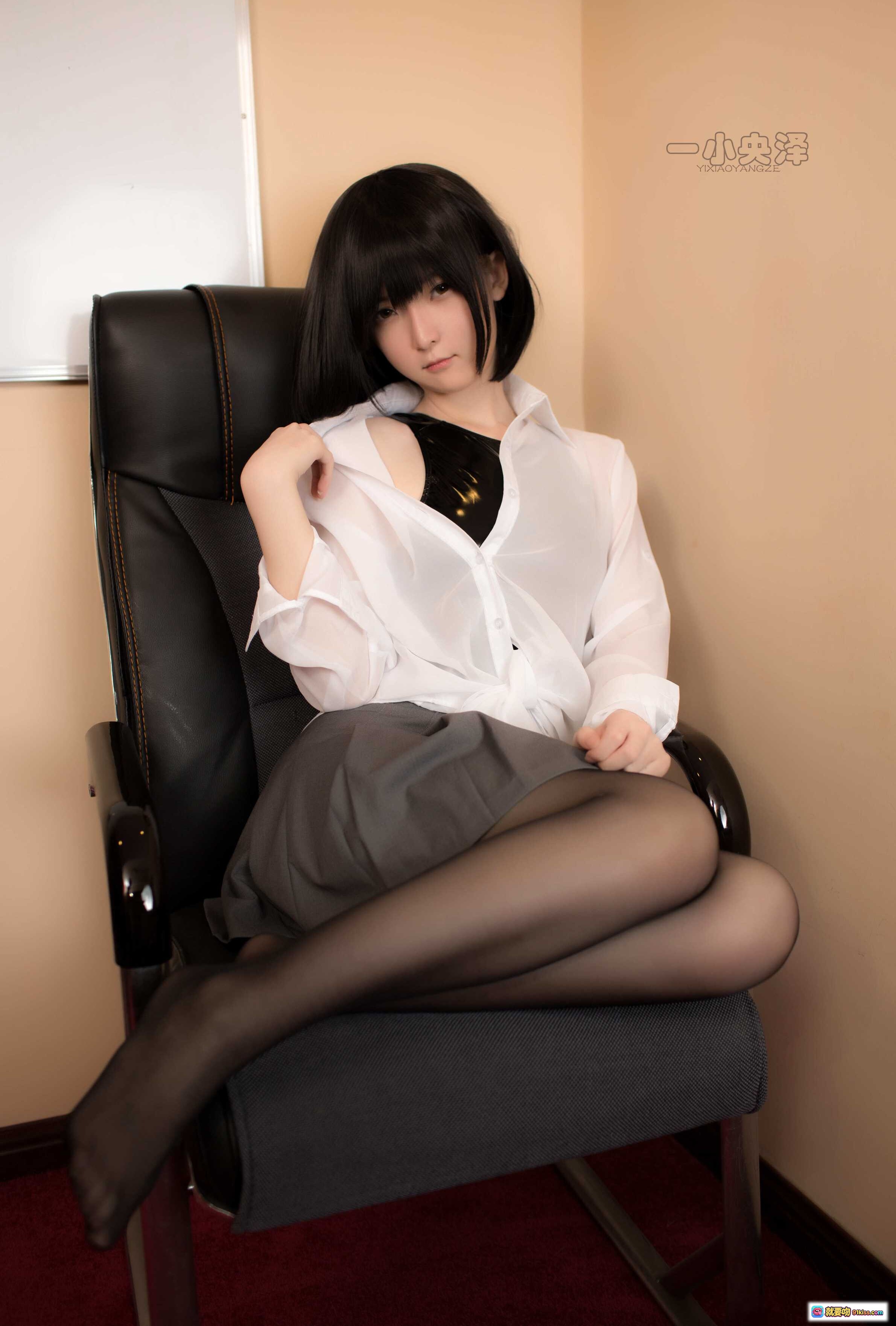 图片[7] - 一小央泽NO.001黑丝写真：性感黑胶连体衣+白色衬衫+丝袜美腿室内私房照 - 就要吻