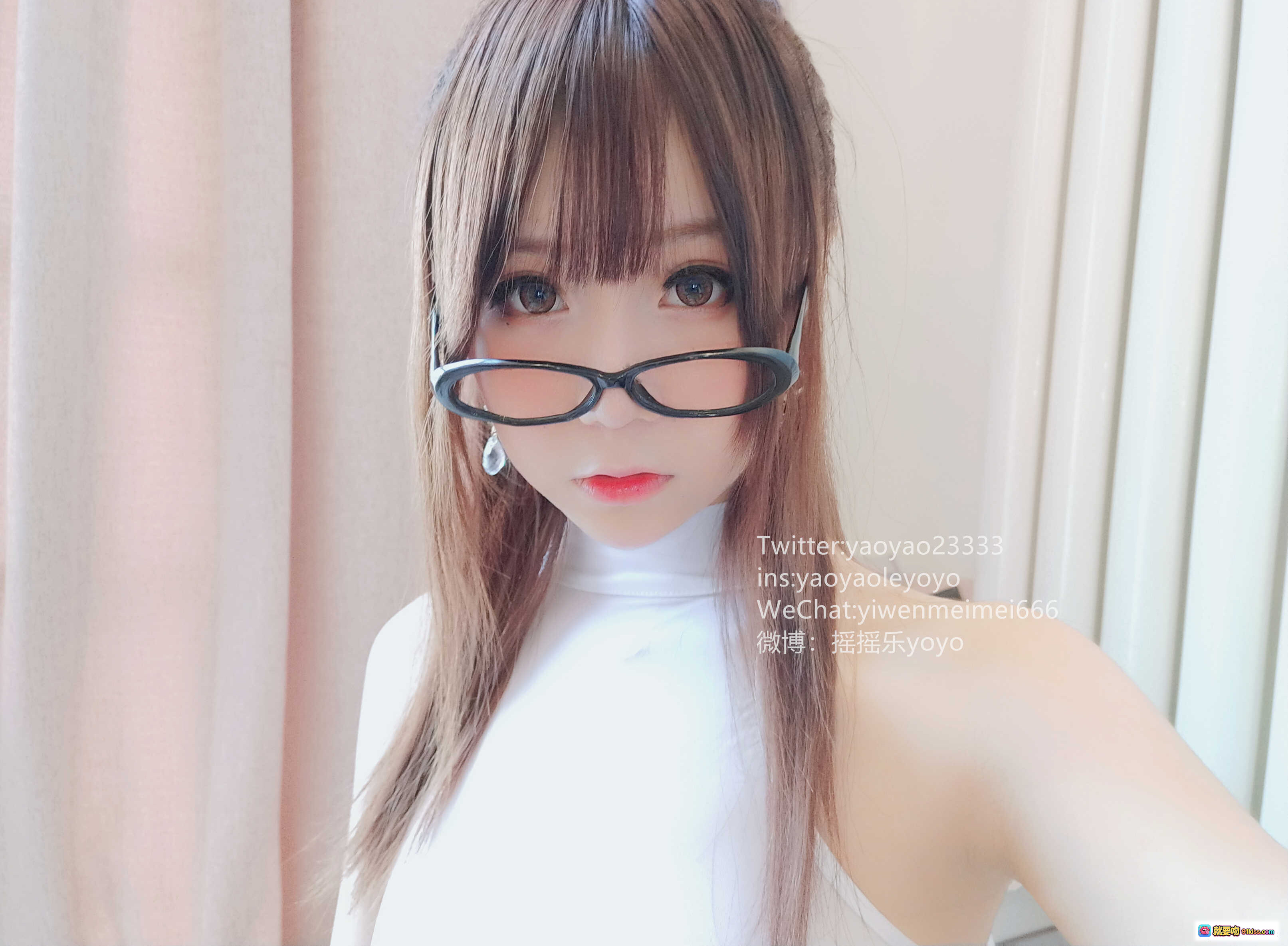 图片[1] - 摇摇乐yoyo NO.022 2019.04月福利御姐风眼镜白裙写真高清美图 - 就要吻