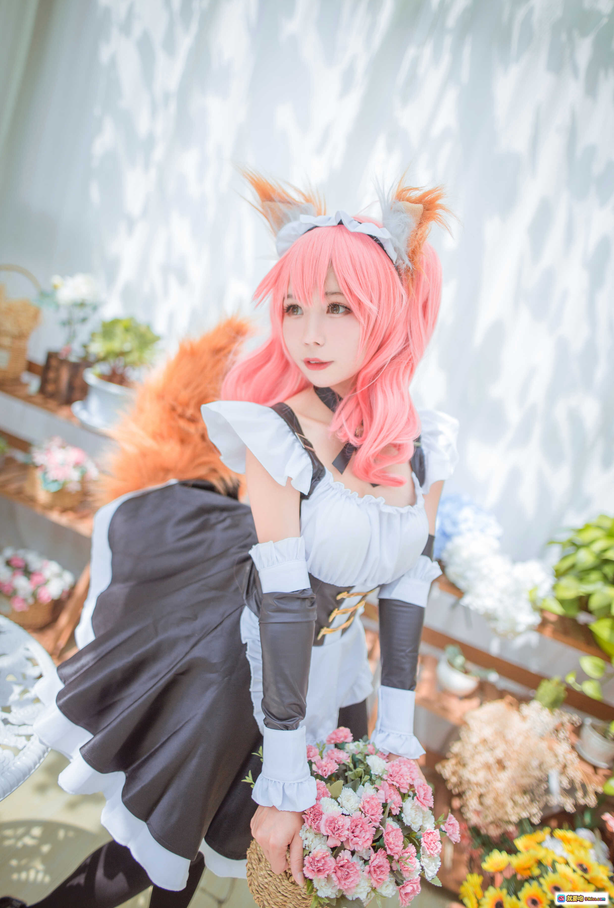 图片[2] - 北之北VOL.01 FGO玉藻前女仆Cosplay 粉发猫耳黑裙优雅坐姿花丛背景9P高清图集 - 就要吻