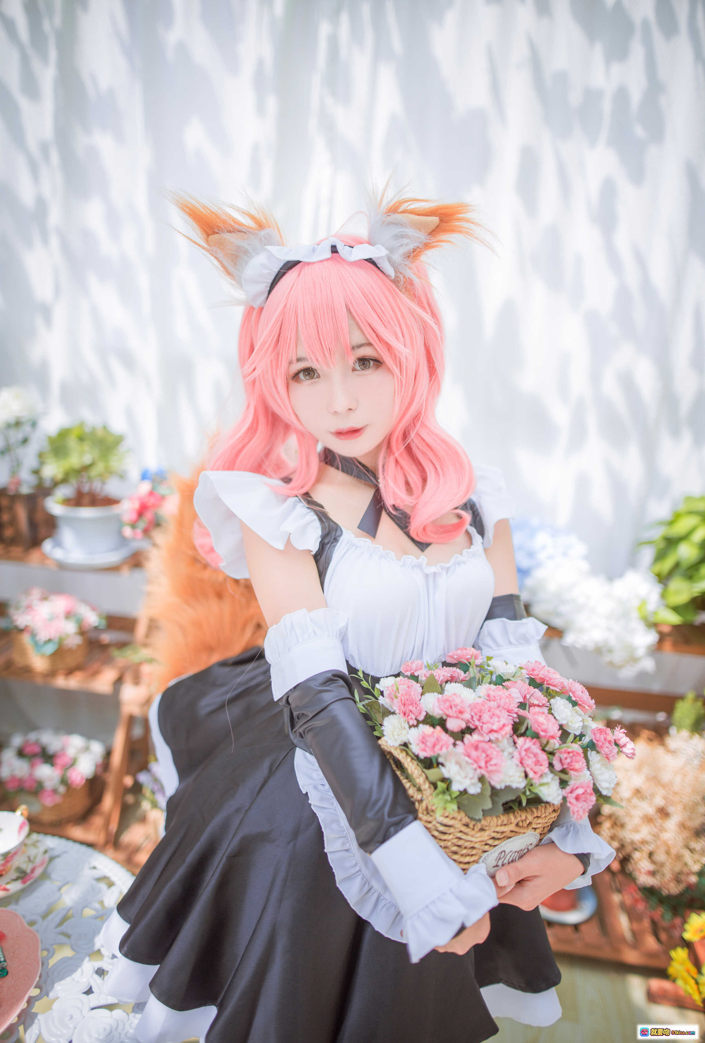 图片[4] - 北之北VOL.01 FGO玉藻前女仆Cosplay 粉发猫耳黑裙优雅坐姿花丛背景9P高清图集 - 就要吻