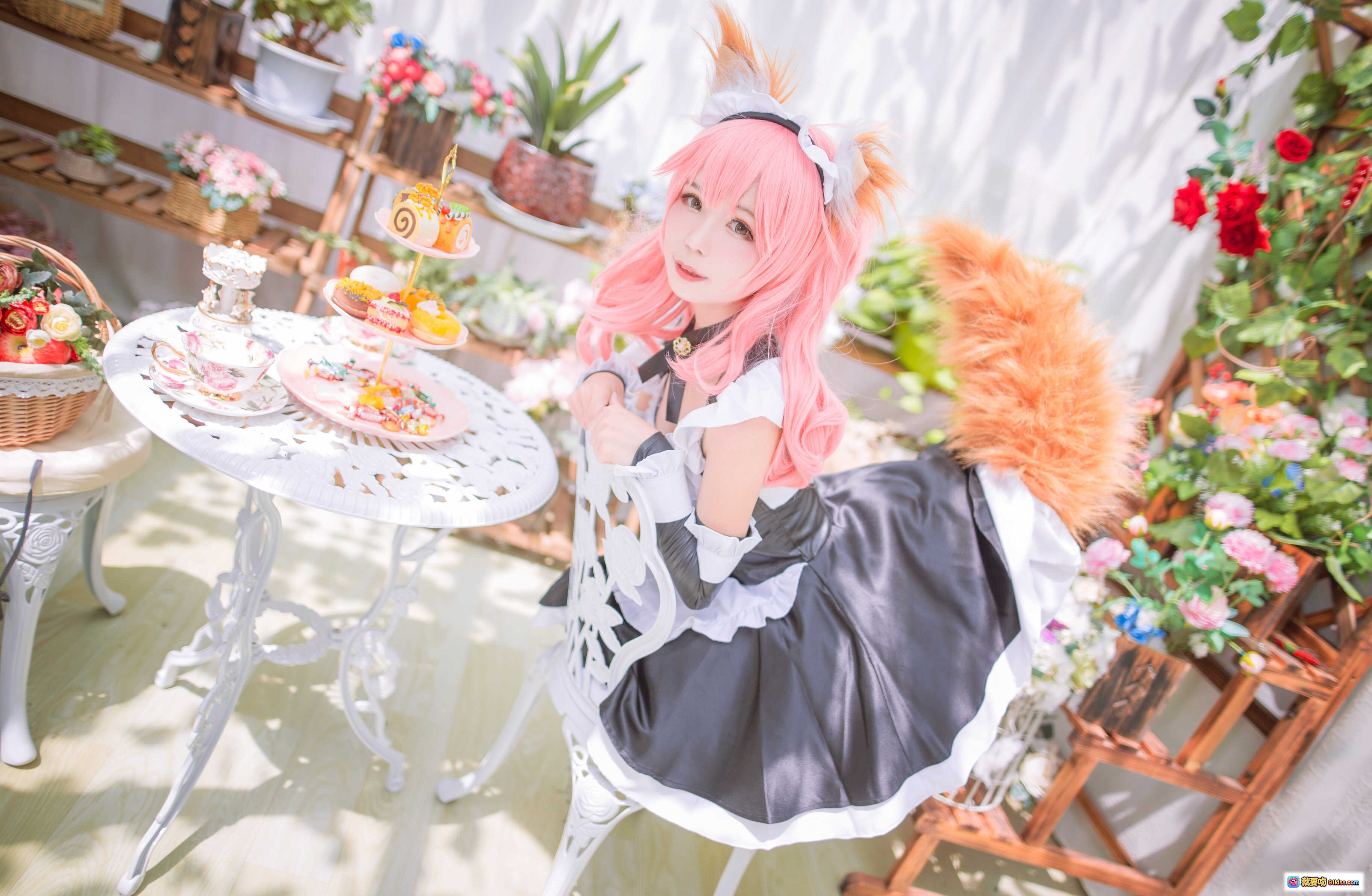图片[5] - 北之北VOL.01 FGO玉藻前女仆Cosplay 粉发猫耳黑裙优雅坐姿花丛背景9P高清图集 - 就要吻