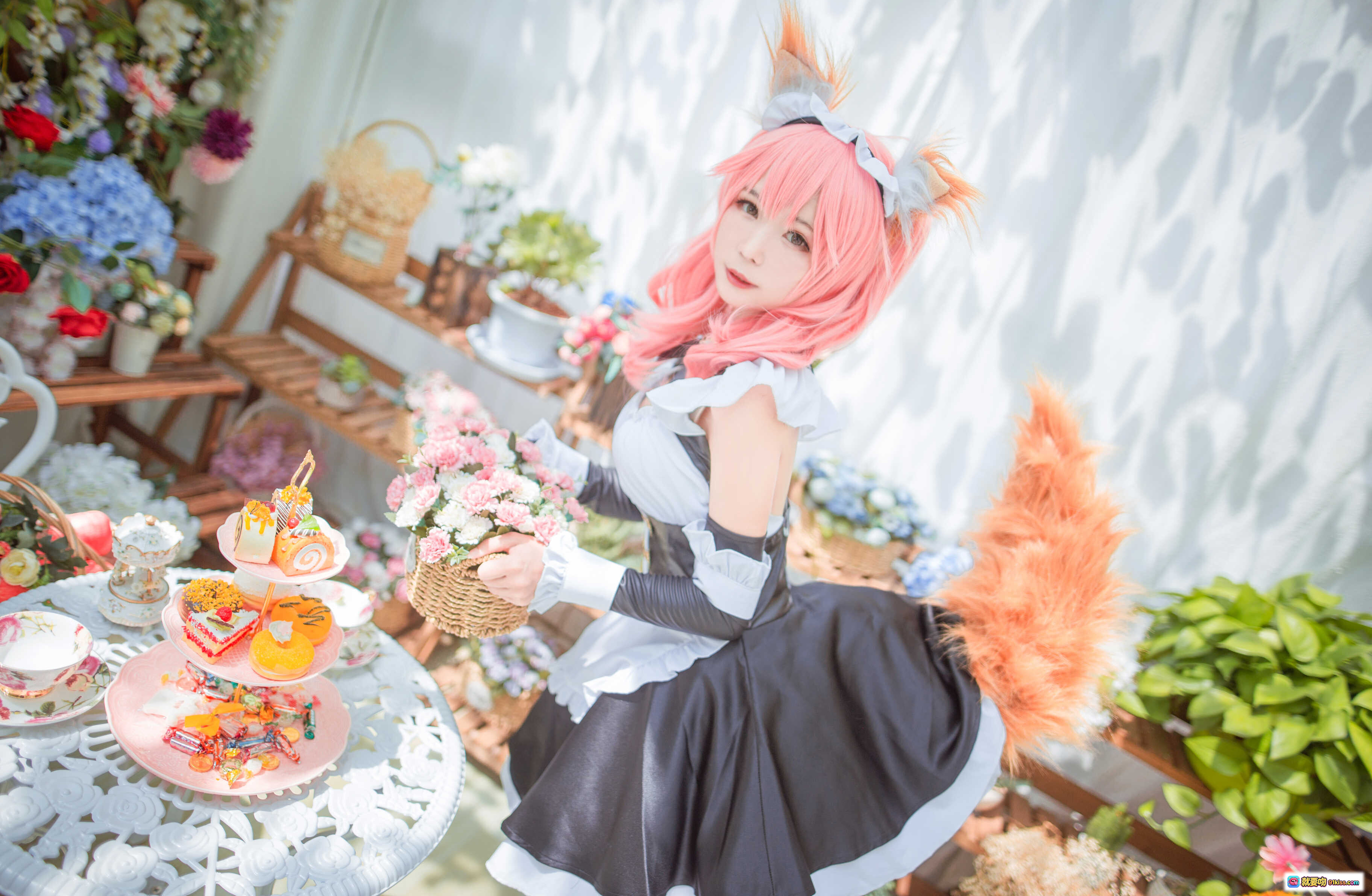 图片[9] - 北之北VOL.01 FGO玉藻前女仆Cosplay 粉发猫耳黑裙优雅坐姿花丛背景9P高清图集 - 就要吻