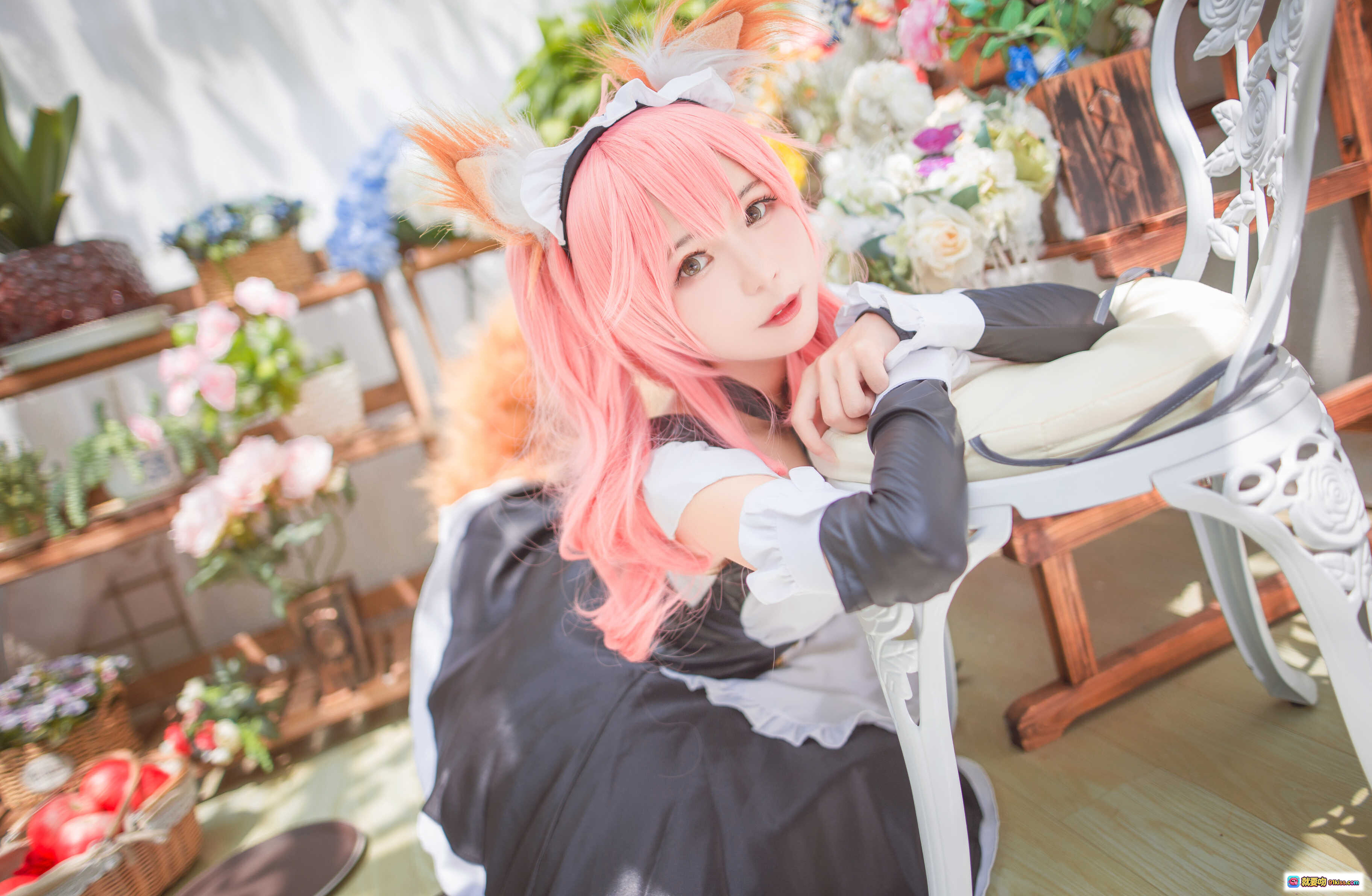 图片[1] - 北之北VOL.01 FGO玉藻前女仆Cosplay 粉发猫耳黑裙优雅坐姿花丛背景9P高清图集 - 就要吻