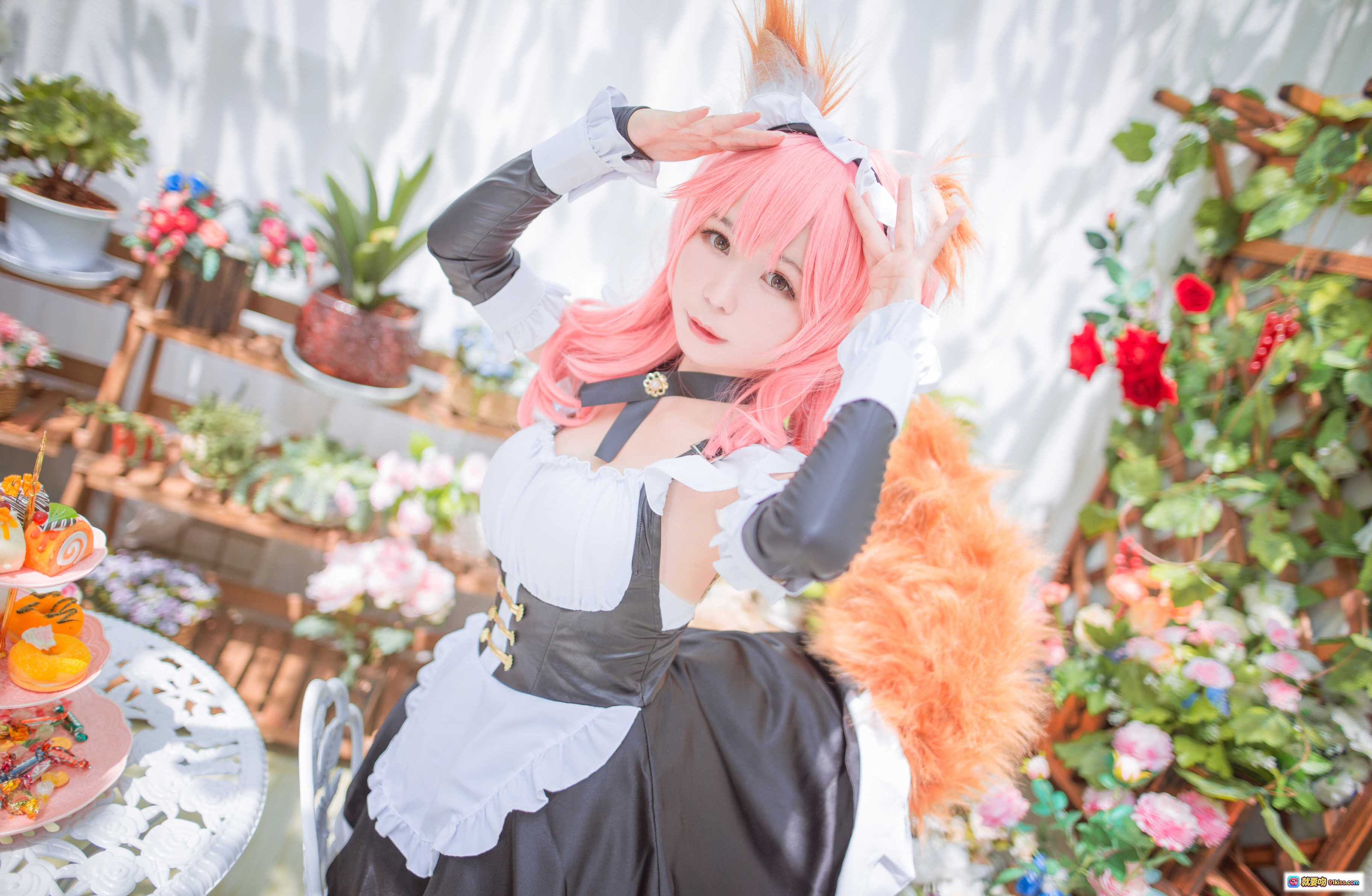图片[6] - 北之北VOL.01 FGO玉藻前女仆Cosplay 粉发猫耳黑裙优雅坐姿花丛背景9P高清图集 - 就要吻