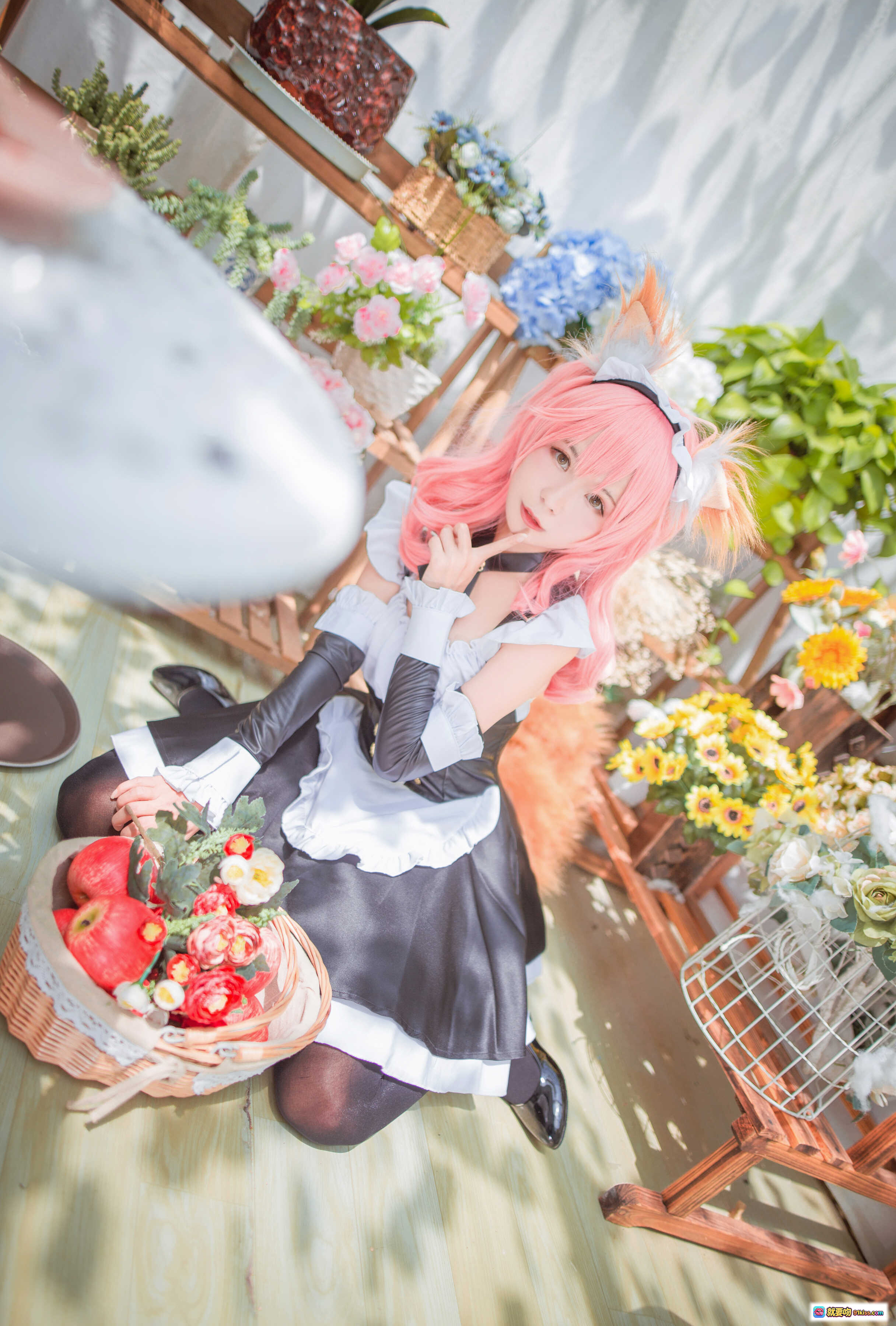 图片[8] - 北之北VOL.01 FGO玉藻前女仆Cosplay 粉发猫耳黑裙优雅坐姿花丛背景9P高清图集 - 就要吻