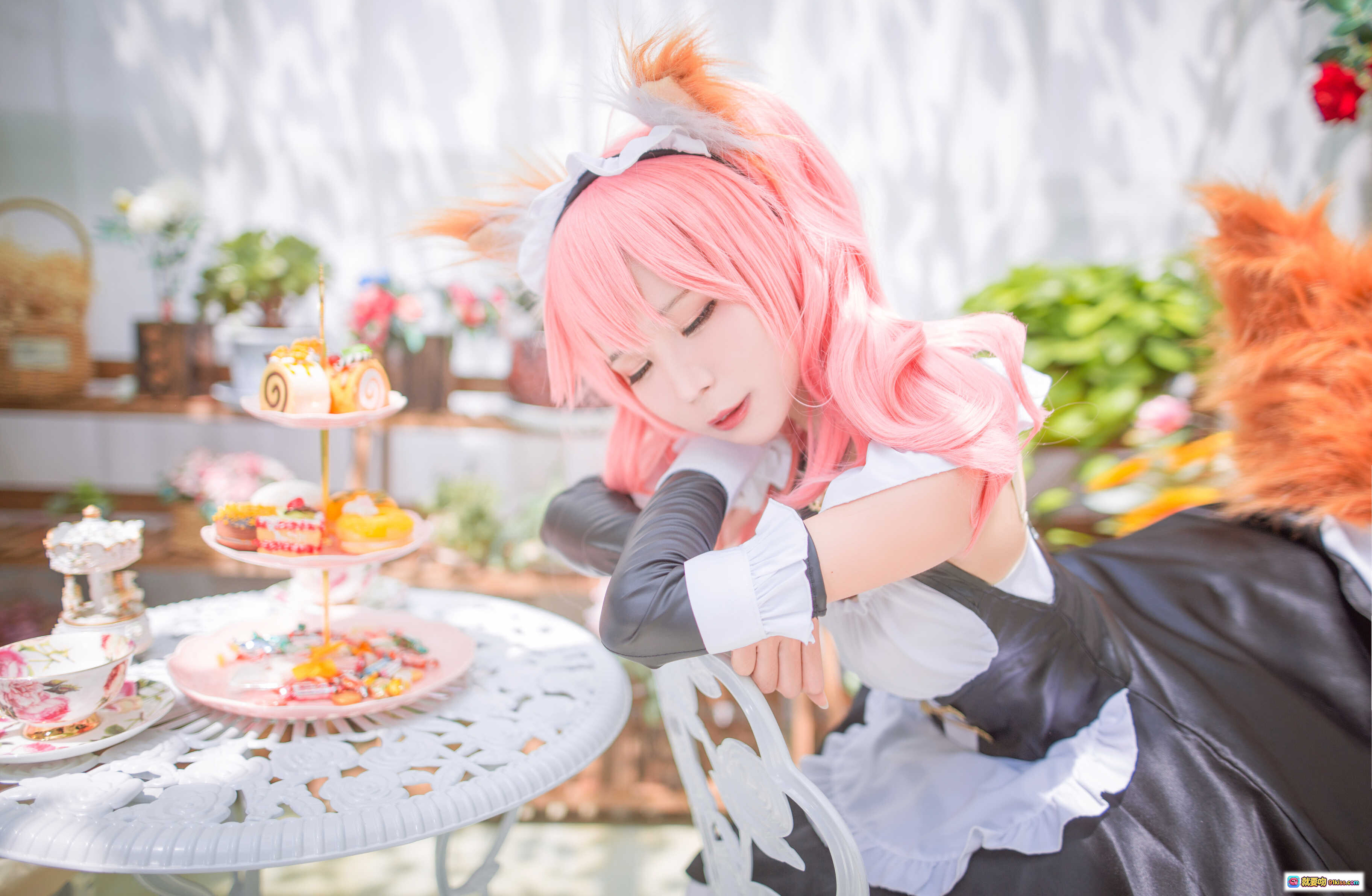 图片[3] - 北之北VOL.01 FGO玉藻前女仆Cosplay 粉发猫耳黑裙优雅坐姿花丛背景9P高清图集 - 就要吻