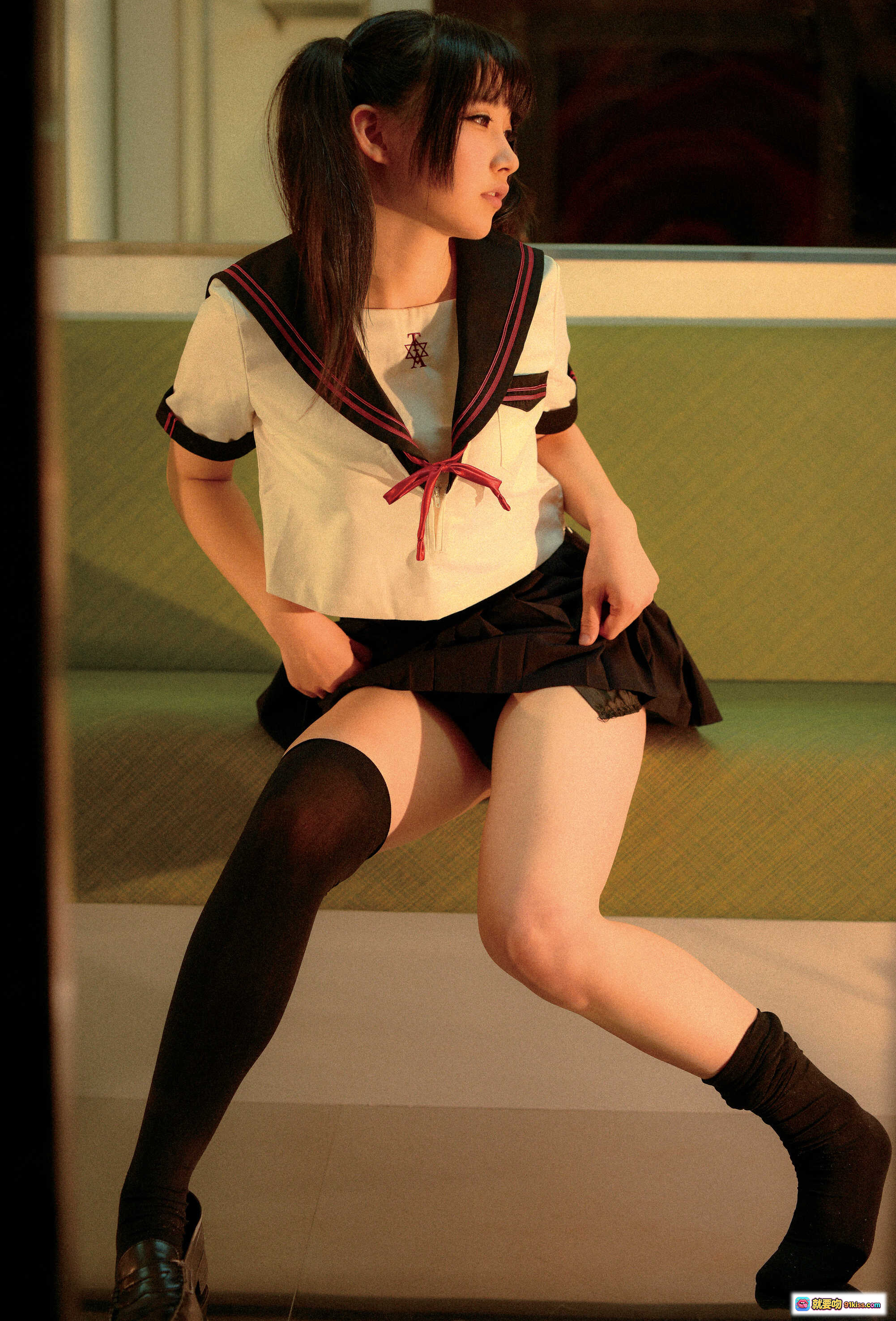 图片[9] - Nagesa魔物喵 新蔻島シンコウジマ 001ブルマ ブルマ姿で電車内ポージング 黒タイツ・ローファー・ツインテール 水着風トップス セクシー制服風コスプレ - 就要吻