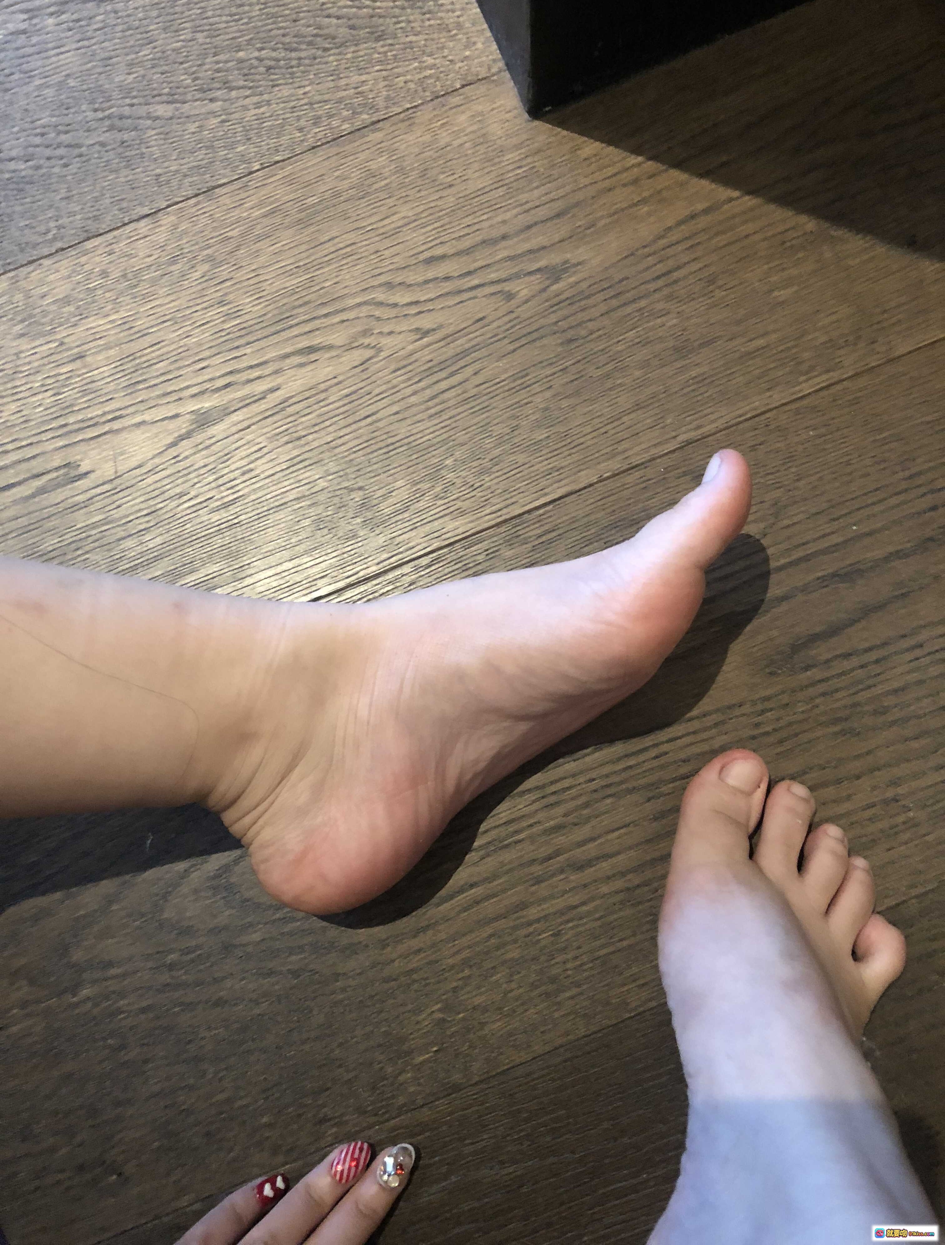 图片[4] - 摇摇乐yoyo NO.020 2018.12月福利 91P 166MB 裸足特写 镜面反射 白绒地毯 金色脚链 自拍视角 美足摄影 - 就要吻