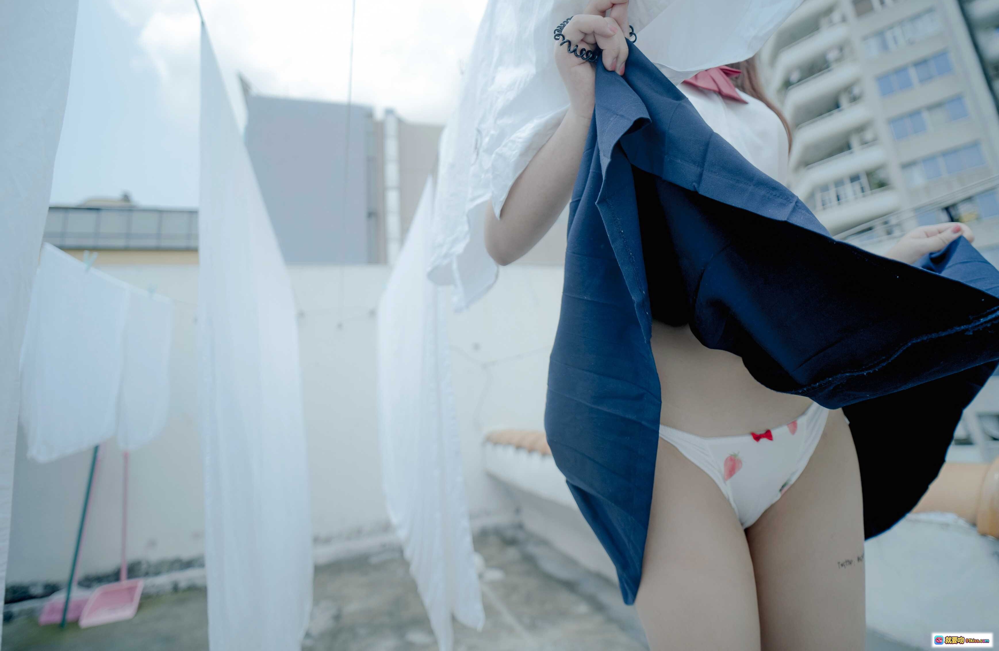 图片[2] - 白烨 VOL.034 天台写真 48P清新少女蓝裙白衫赤足坐椅阳光氛围感美腿特写 - 就要吻