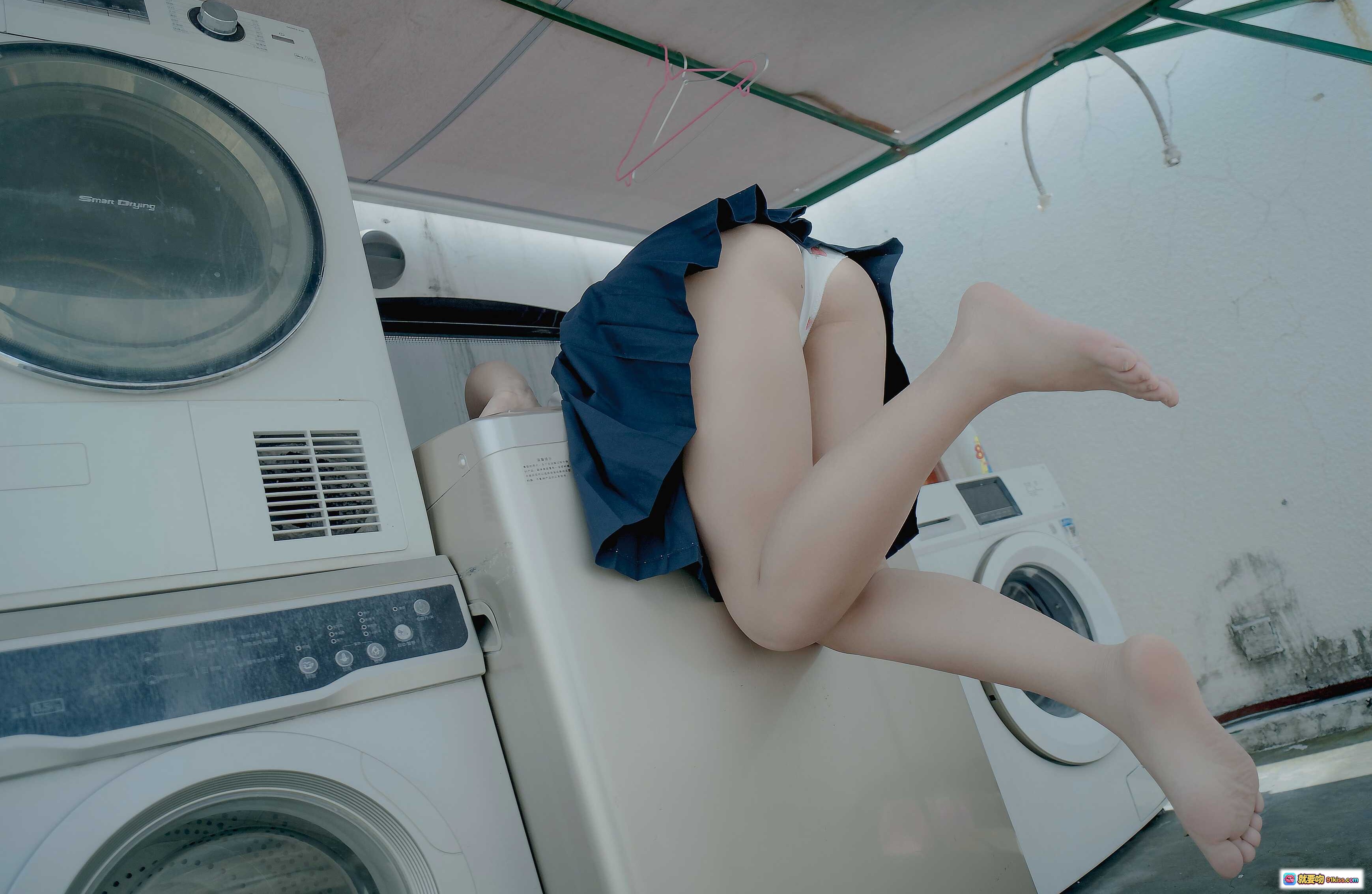 图片[5] - 白烨 VOL.034 天台写真 48P清新少女蓝裙白衫赤足坐椅阳光氛围感美腿特写 - 就要吻