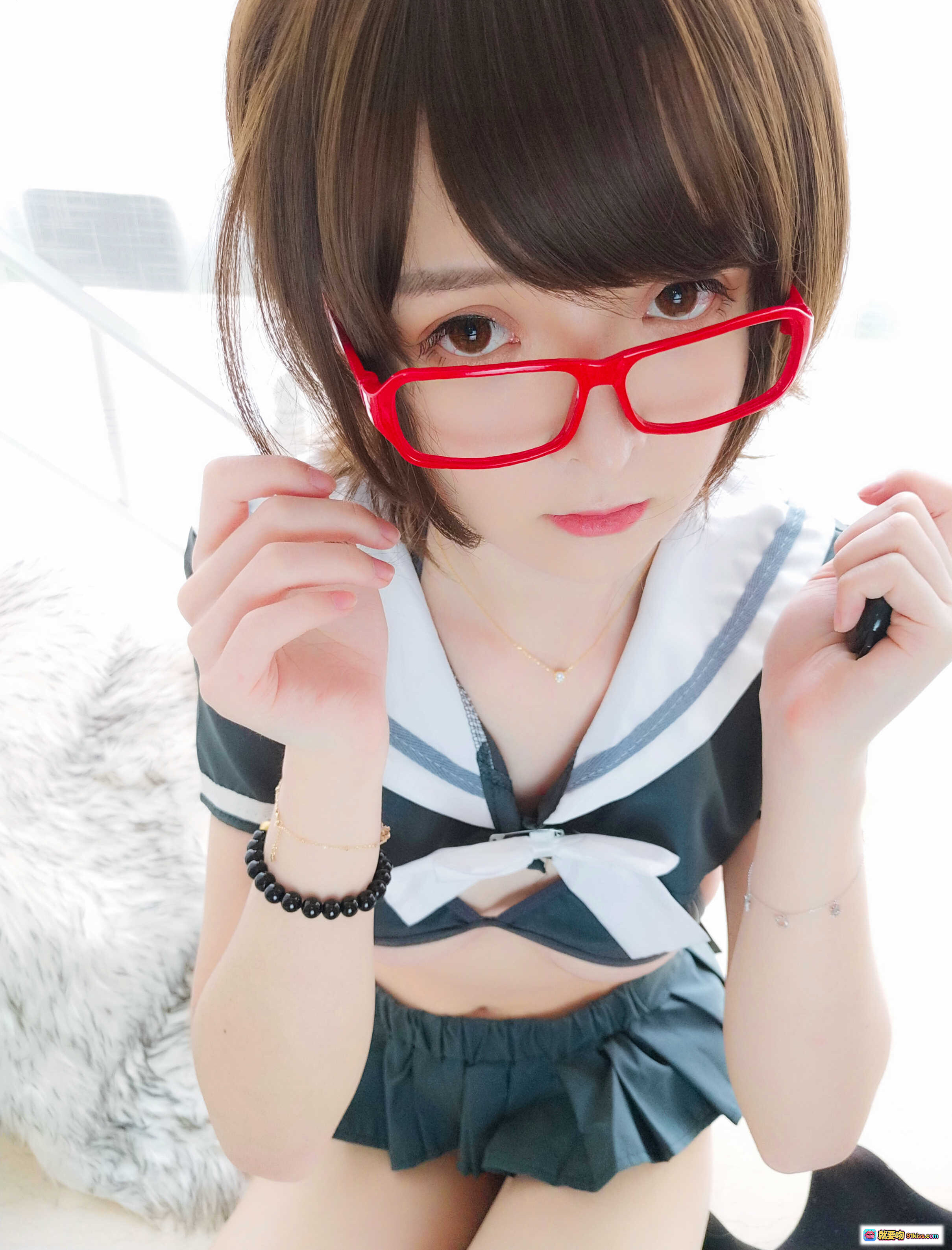 图片[3] - 一小央泽NO.048早安学妹写真集｜红框眼镜+水手服+黑丝白条纹袜+性感美腿+室内柔光拍摄 - 就要吻