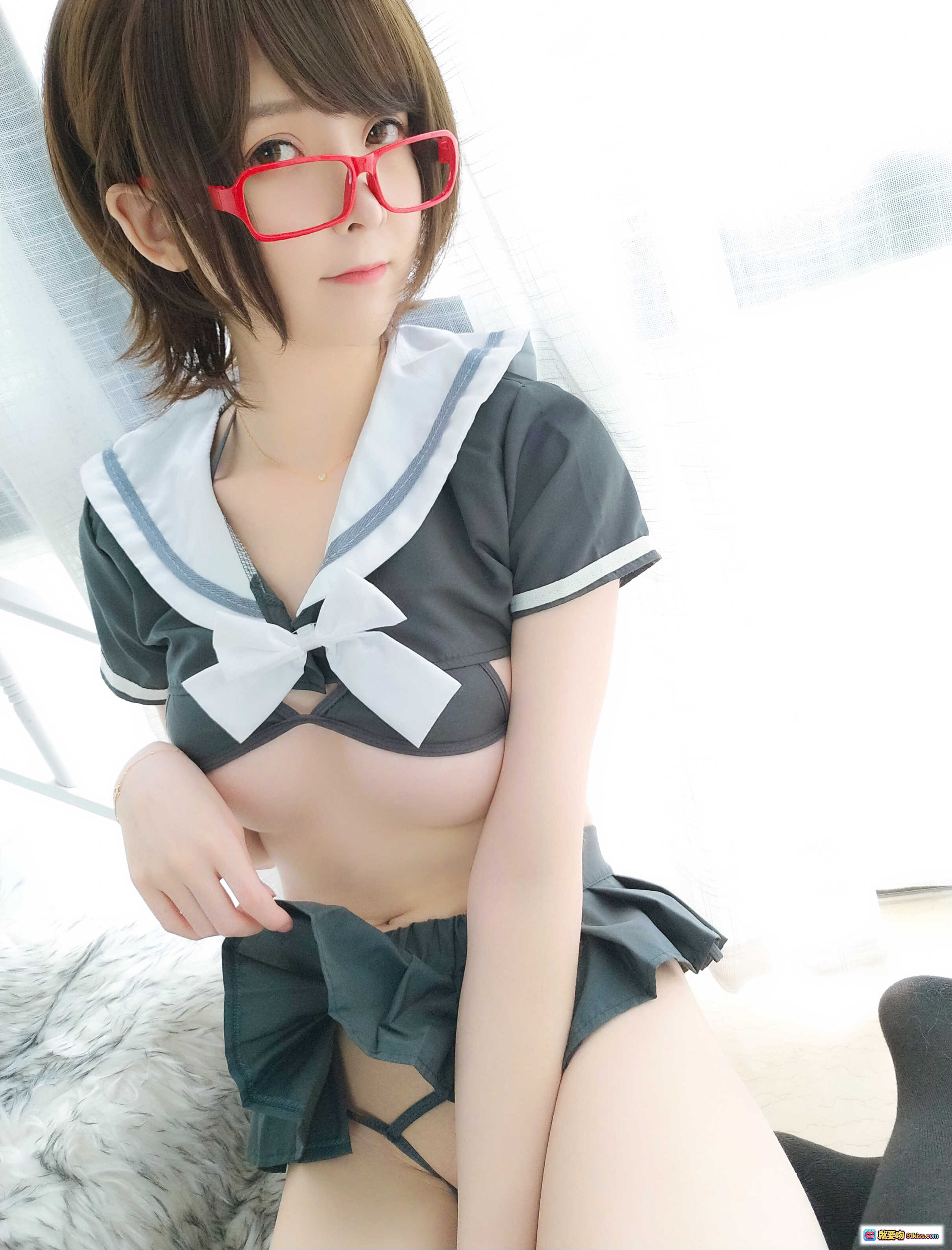 图片[4] - 一小央泽NO.048早安学妹写真集｜红框眼镜+水手服+黑丝白条纹袜+性感美腿+室内柔光拍摄 - 就要吻