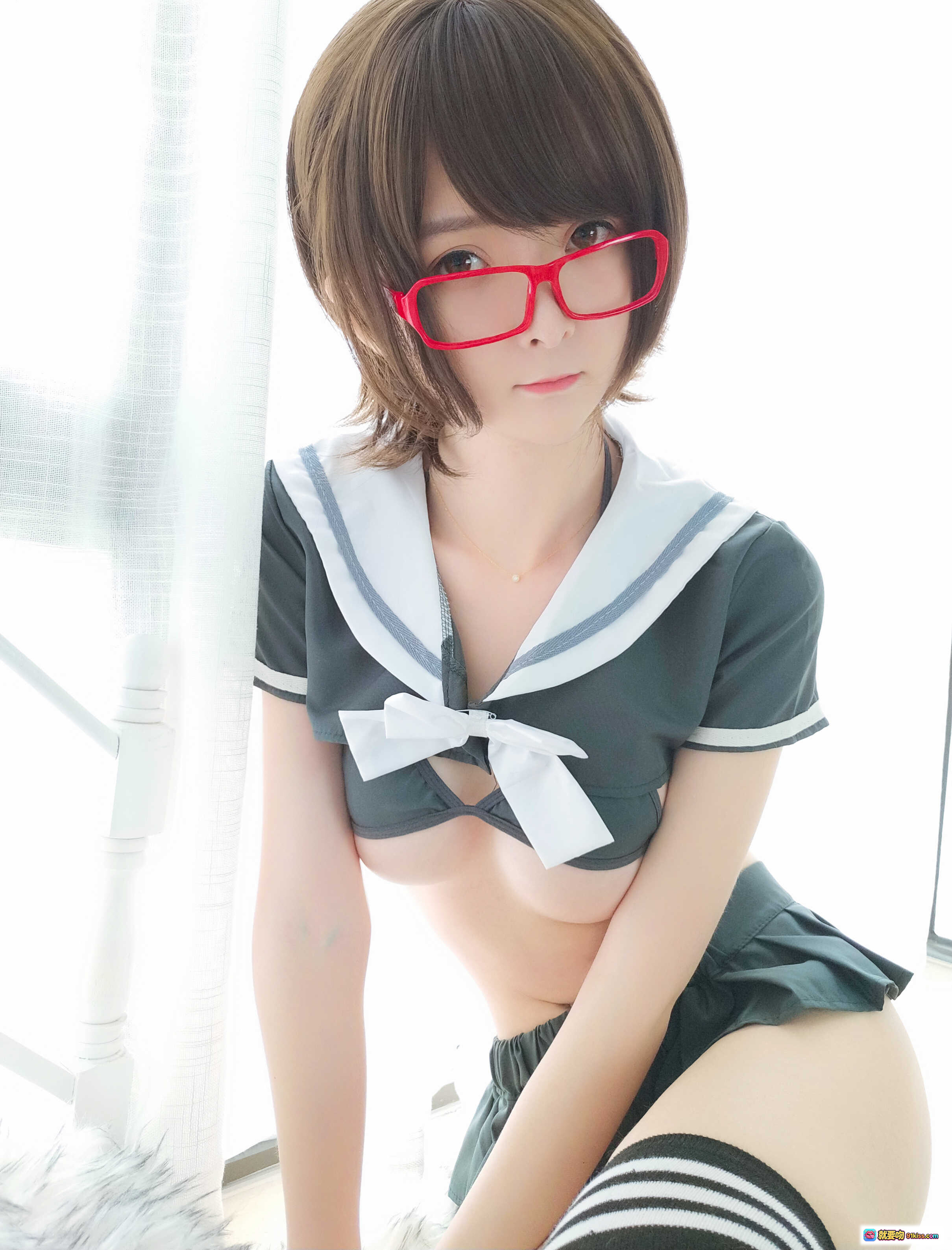 图片[10] - 一小央泽NO.048早安学妹写真集｜红框眼镜+水手服+黑丝白条纹袜+性感美腿+室内柔光拍摄 - 就要吻