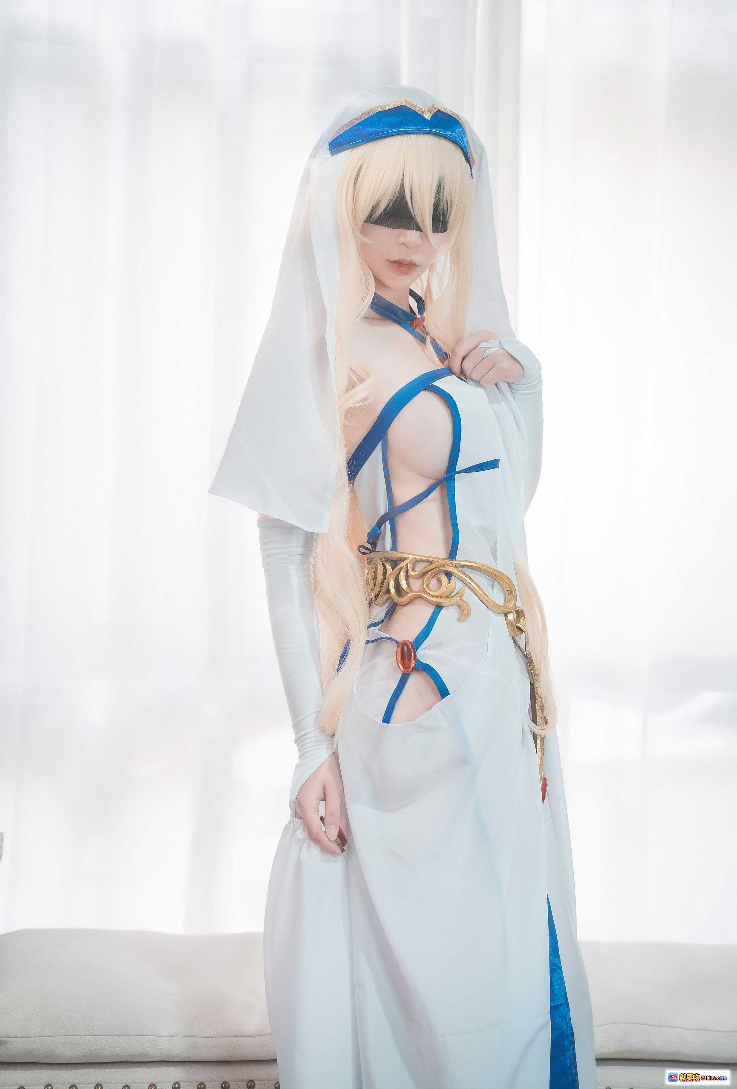 图片[6] - 爱老师剑圣女Cosplay写真 | 白纱蓝带性感造型 | 金色腰饰优雅气质 | 20P高清美图 - 就要吻