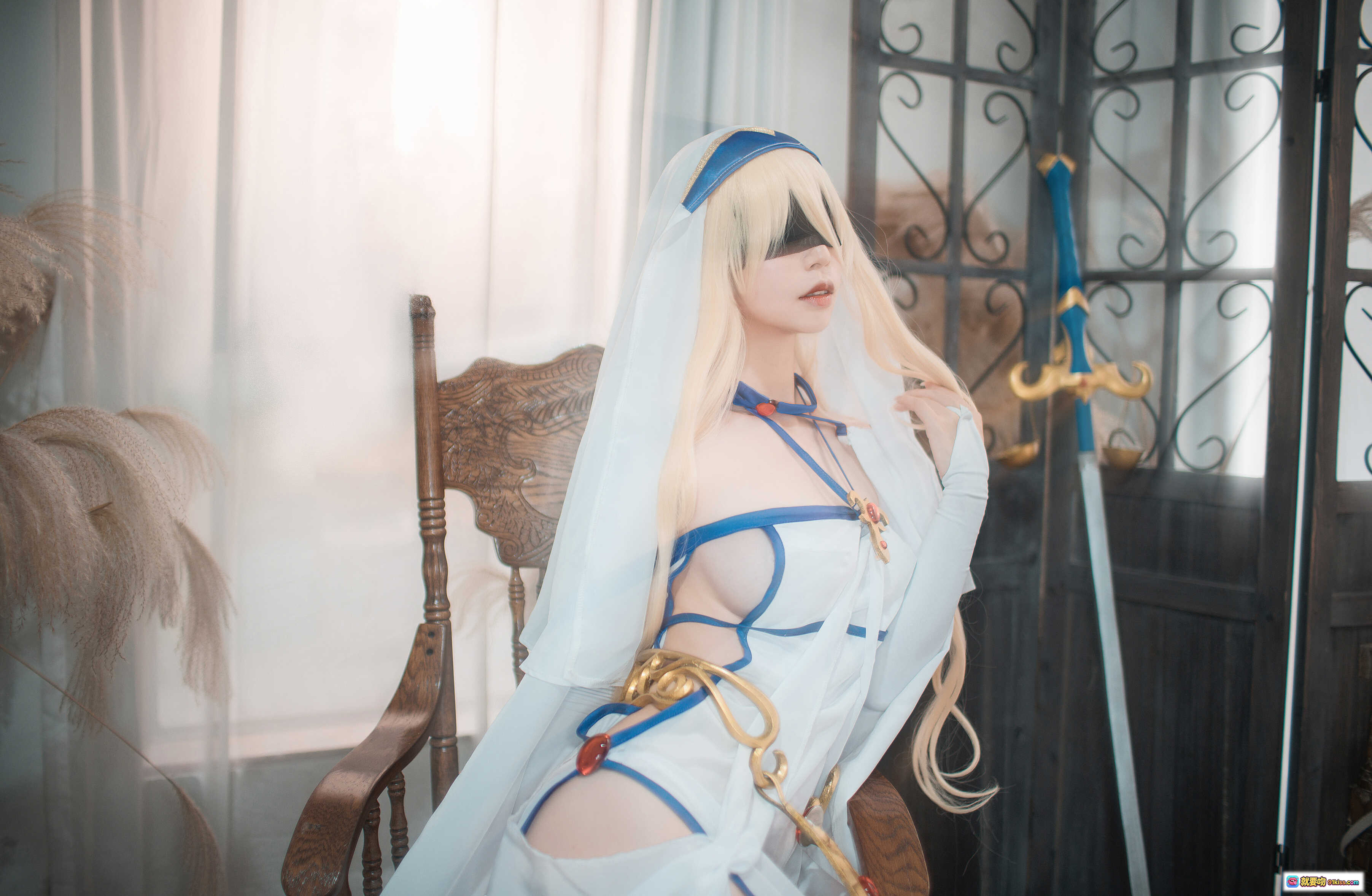 图片[10] - 爱老师剑圣女Cosplay写真 | 白纱蓝带性感造型 | 金色腰饰优雅气质 | 20P高清美图 - 就要吻