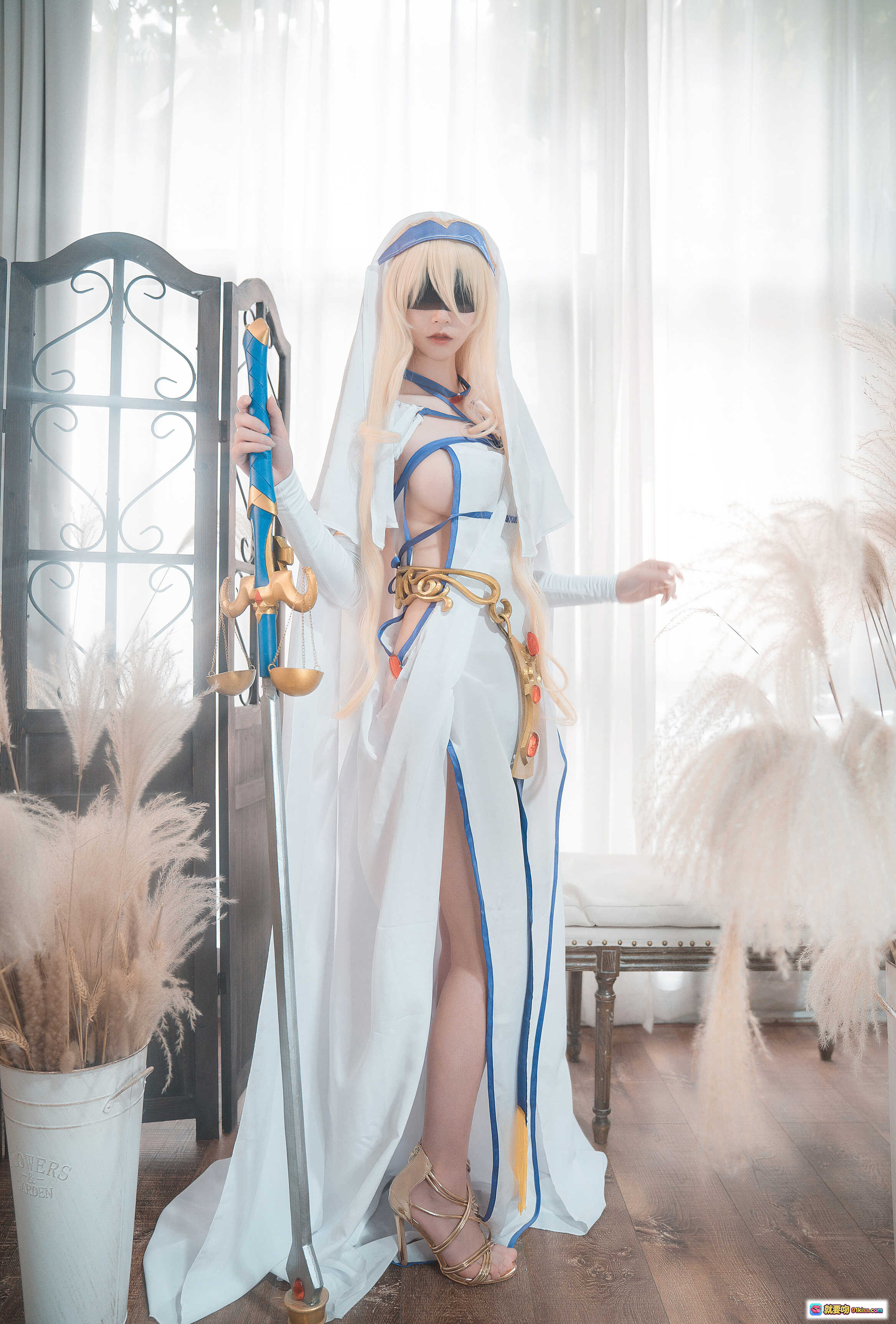 图片[2] - 爱老师剑圣女Cosplay写真 | 白纱蓝带性感造型 | 金色腰饰优雅气质 | 20P高清美图 - 就要吻