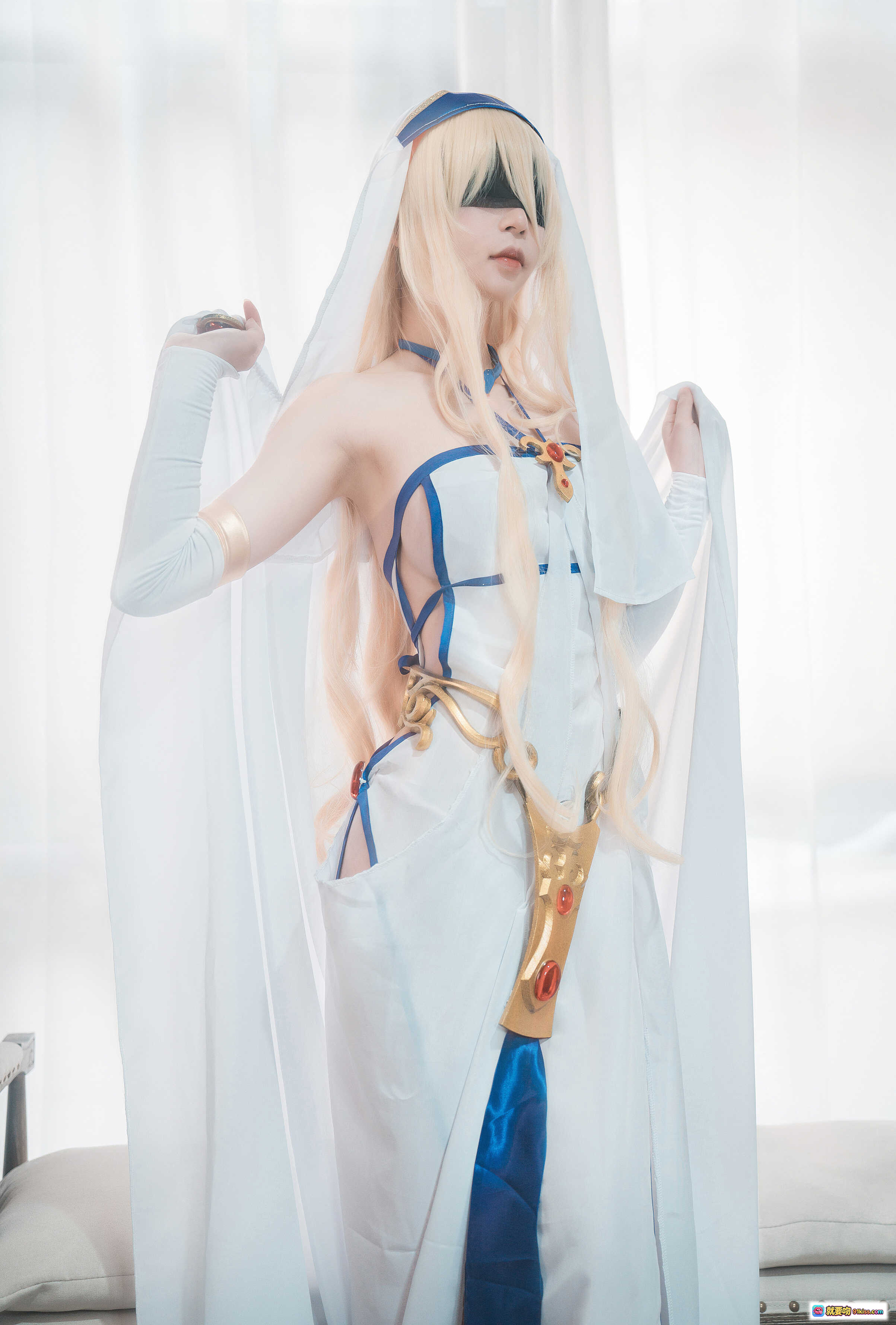 图片[4] - 爱老师剑圣女Cosplay写真 | 白纱蓝带性感造型 | 金色腰饰优雅气质 | 20P高清美图 - 就要吻