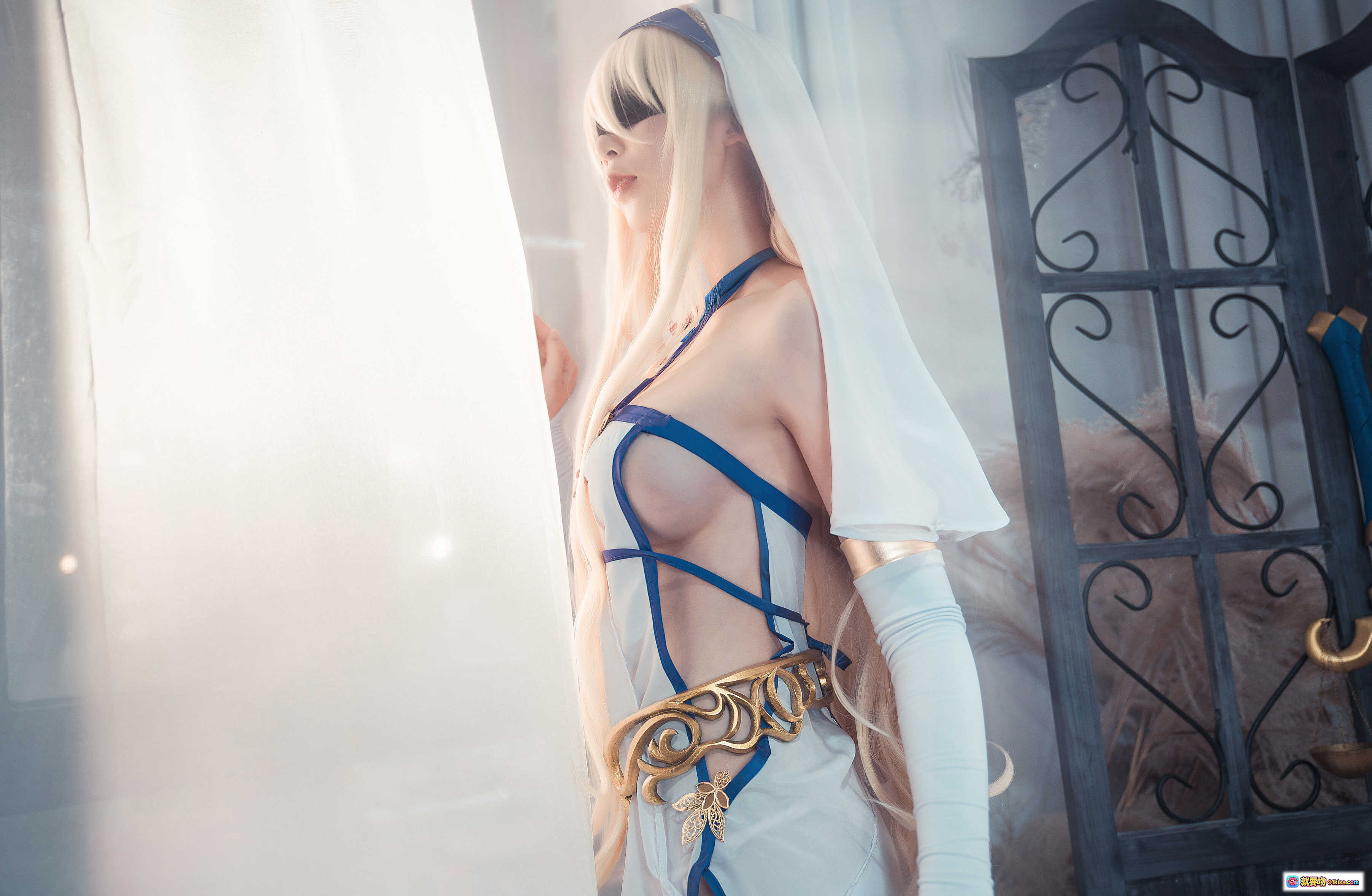 爱老师剑圣女Cosplay写真 | 白纱蓝带性感造型 | 金色腰饰优雅气质 | 20P高清美图 - 就要吻