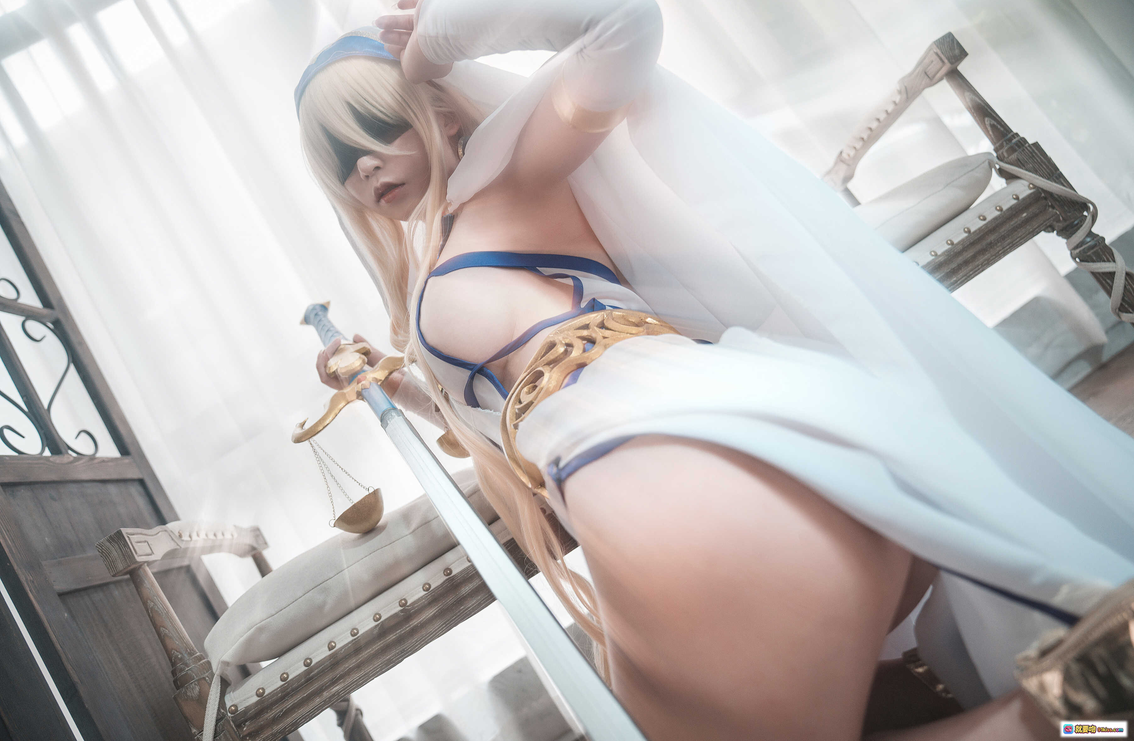 图片[3] - 爱老师剑圣女Cosplay写真 | 白纱蓝带性感造型 | 金色腰饰优雅气质 | 20P高清美图 - 就要吻