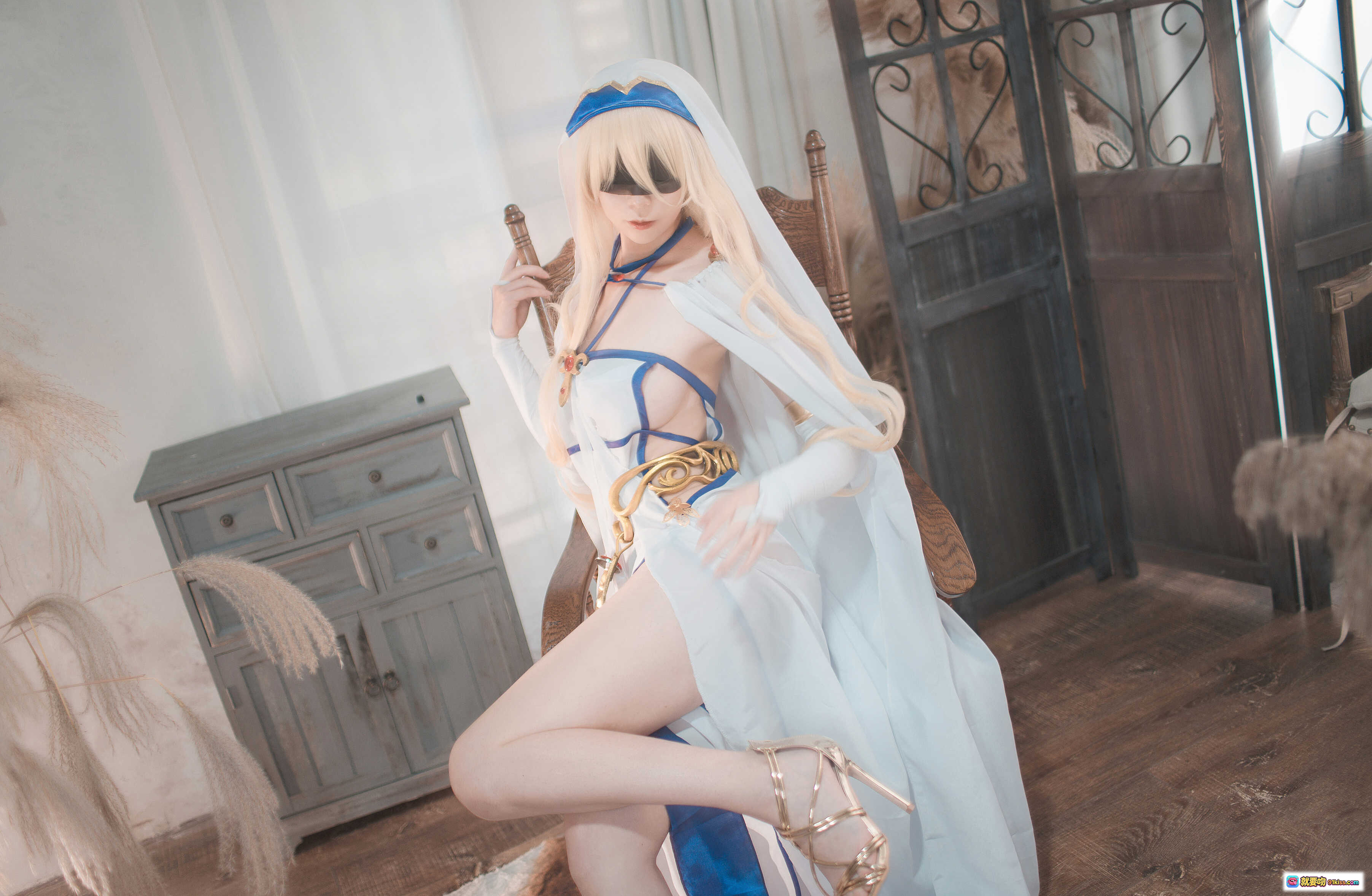 图片[8] - 爱老师剑圣女Cosplay写真 | 白纱蓝带性感造型 | 金色腰饰优雅气质 | 20P高清美图 - 就要吻