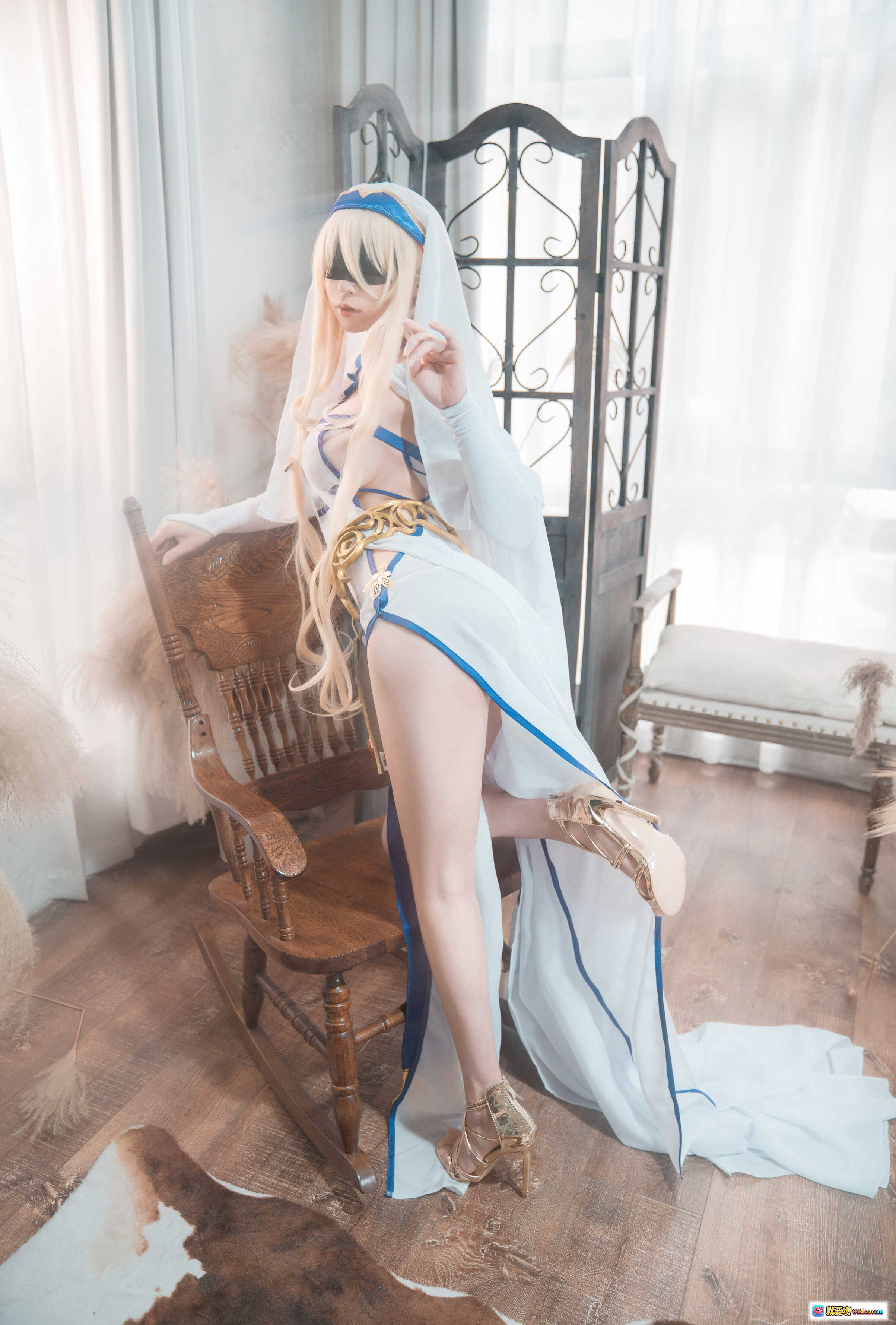 图片[5] - 爱老师剑圣女Cosplay写真 | 白纱蓝带性感造型 | 金色腰饰优雅气质 | 20P高清美图 - 就要吻