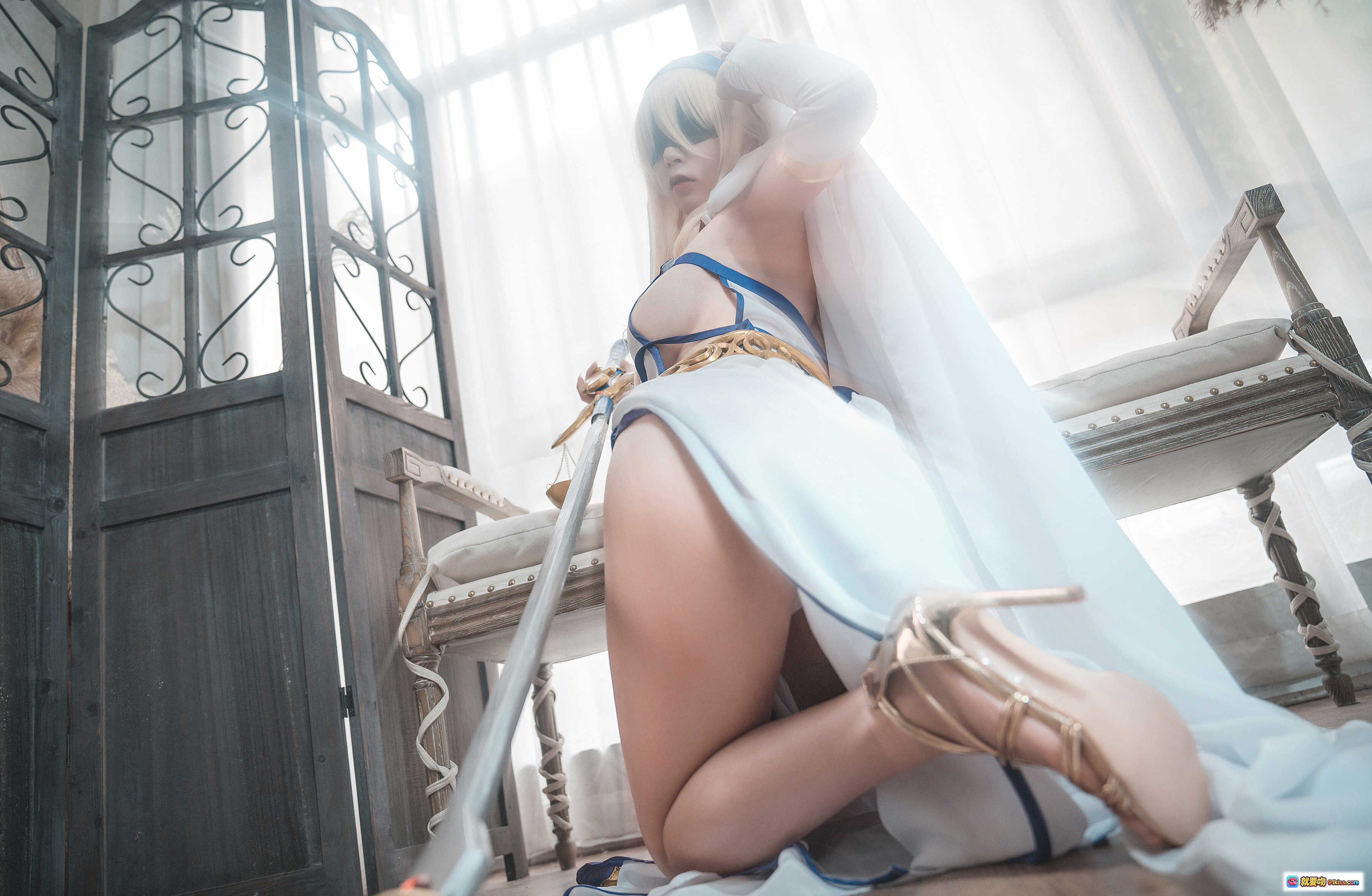 图片[7] - 爱老师剑圣女Cosplay写真 | 白纱蓝带性感造型 | 金色腰饰优雅气质 | 20P高清美图 - 就要吻