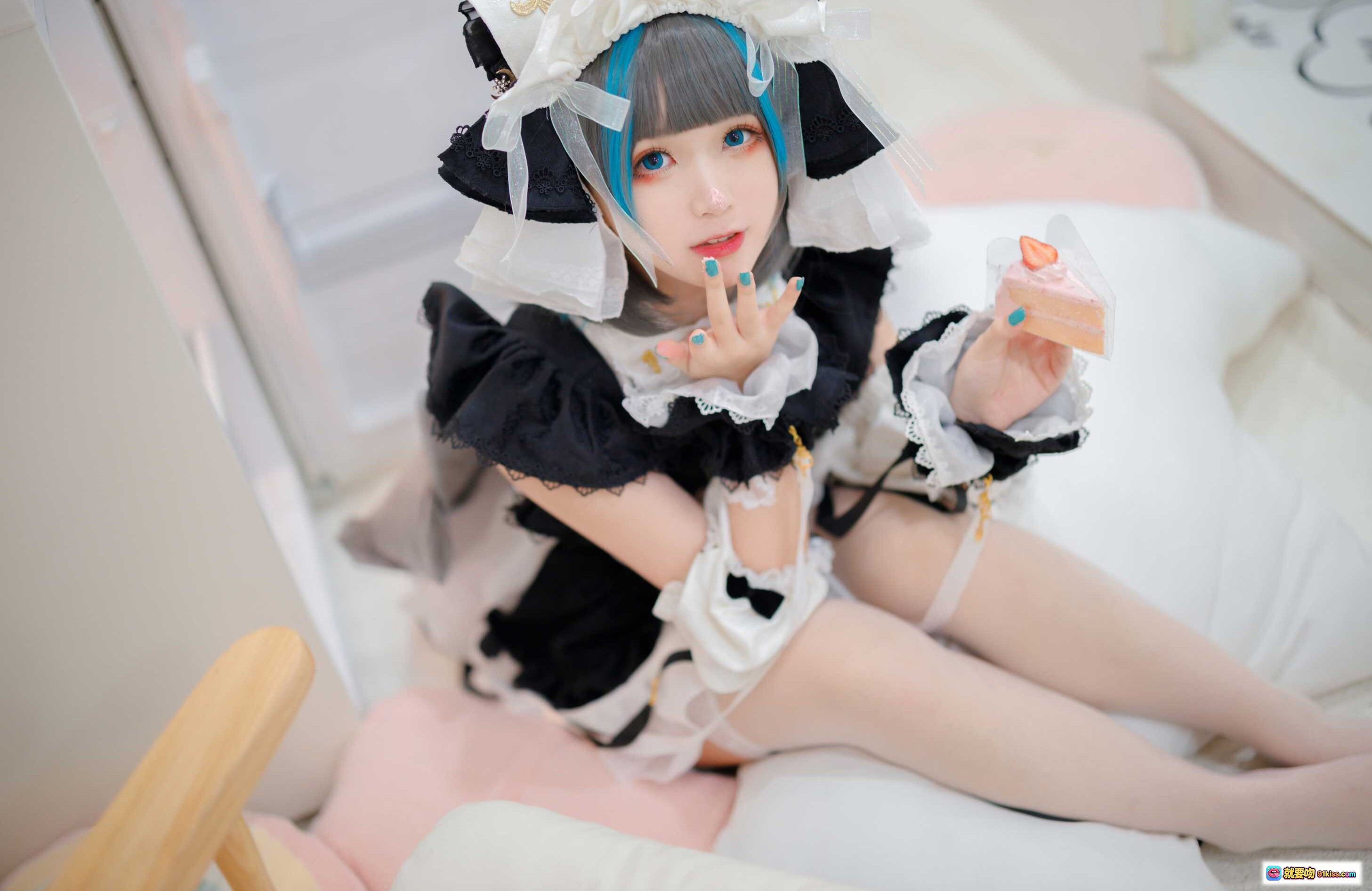 樱落酱NO.017柴郡女仆装Cosplay写真 甜美蓝发少女手持甜点 白黑蕾丝洛丽塔风 室内软萌摆拍 28P高清图集 - 就要吻